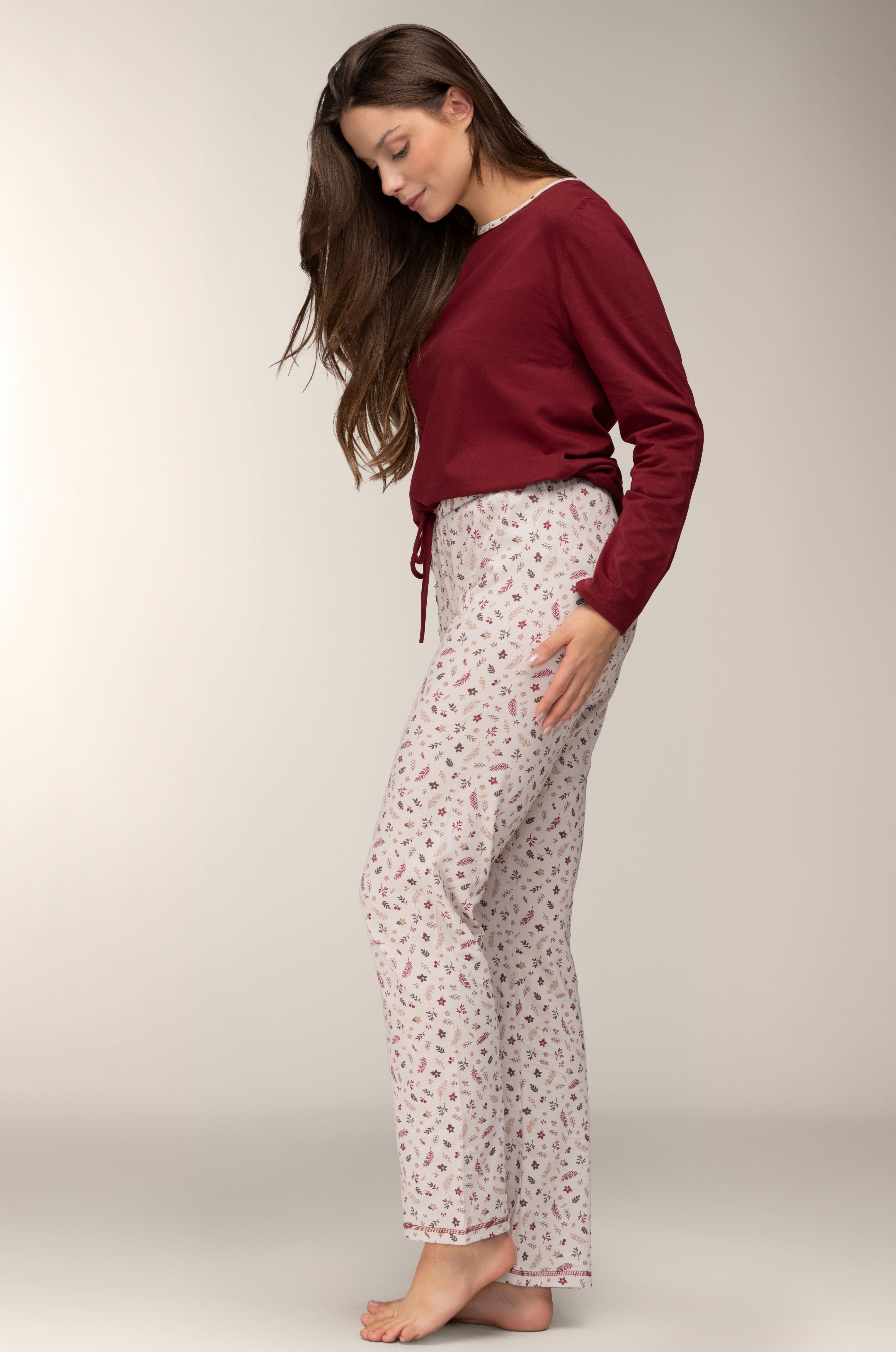 Damen Langarm-Pyjama in Bordeaux aus Baumwolle mit floraler Hose