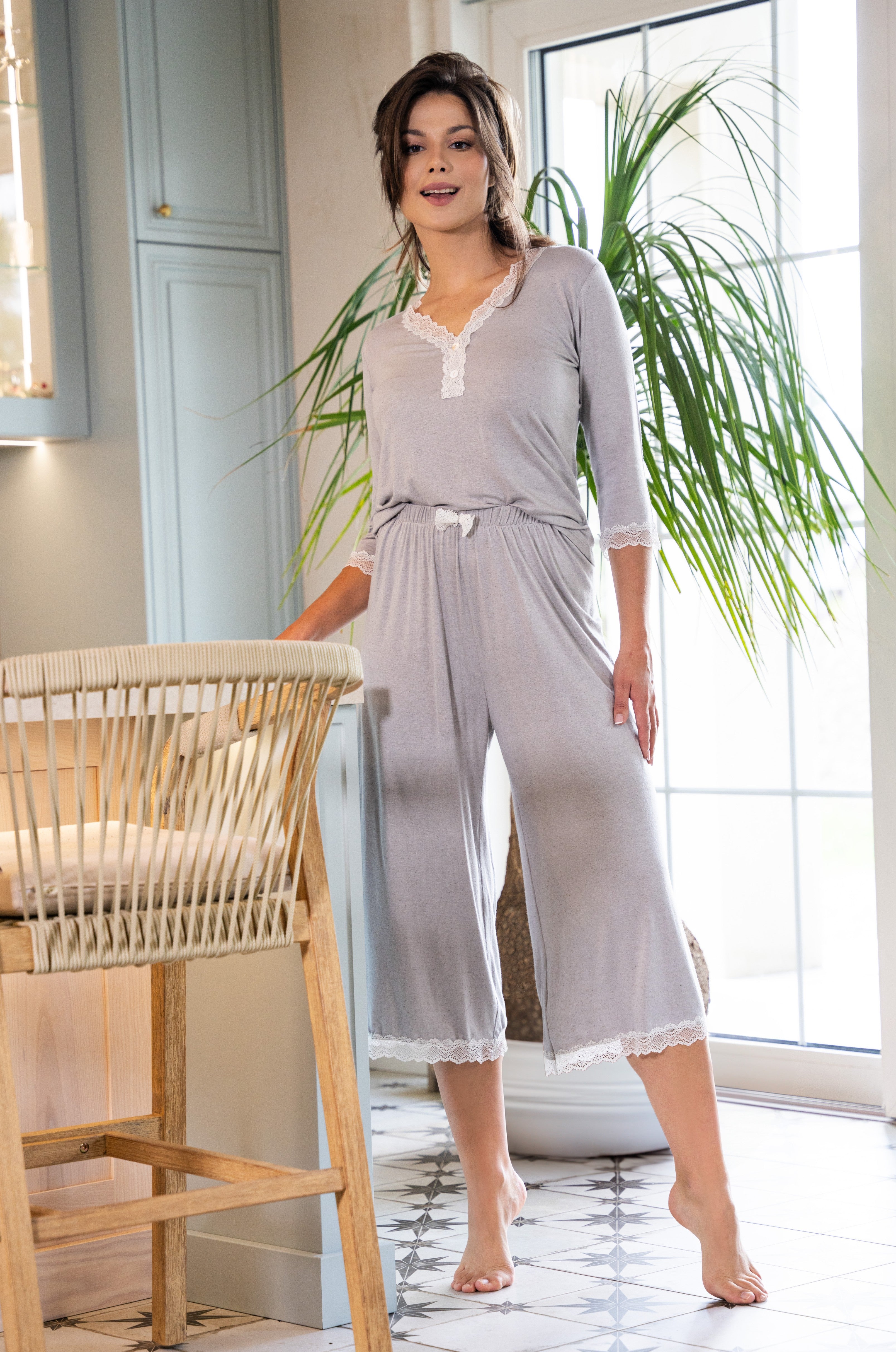 Damen-Pyjama in Grau mit Spitze – 3/4-Arm & 7/8-Culotte aus Viskose-Leinen-Mix