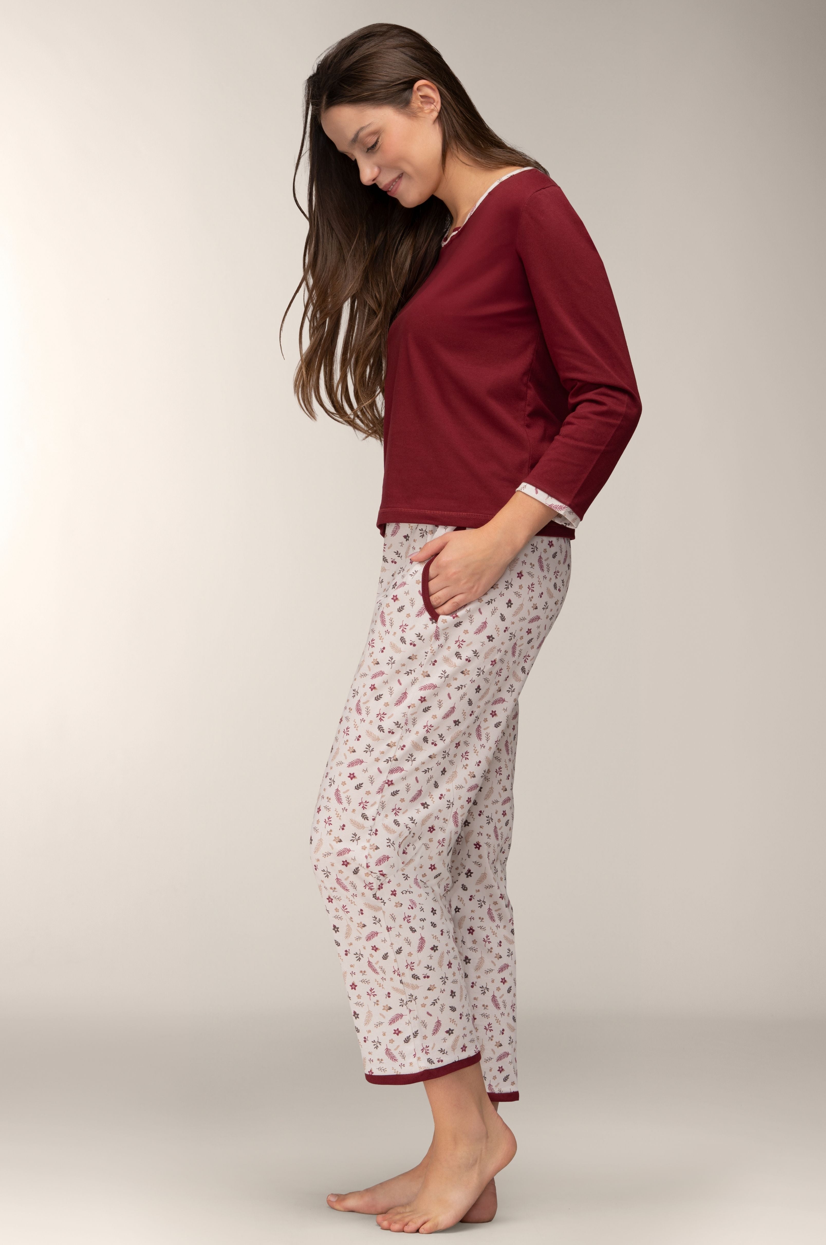 Langarm-Pyjama für Damen in Bordeaux mit floraler Hose