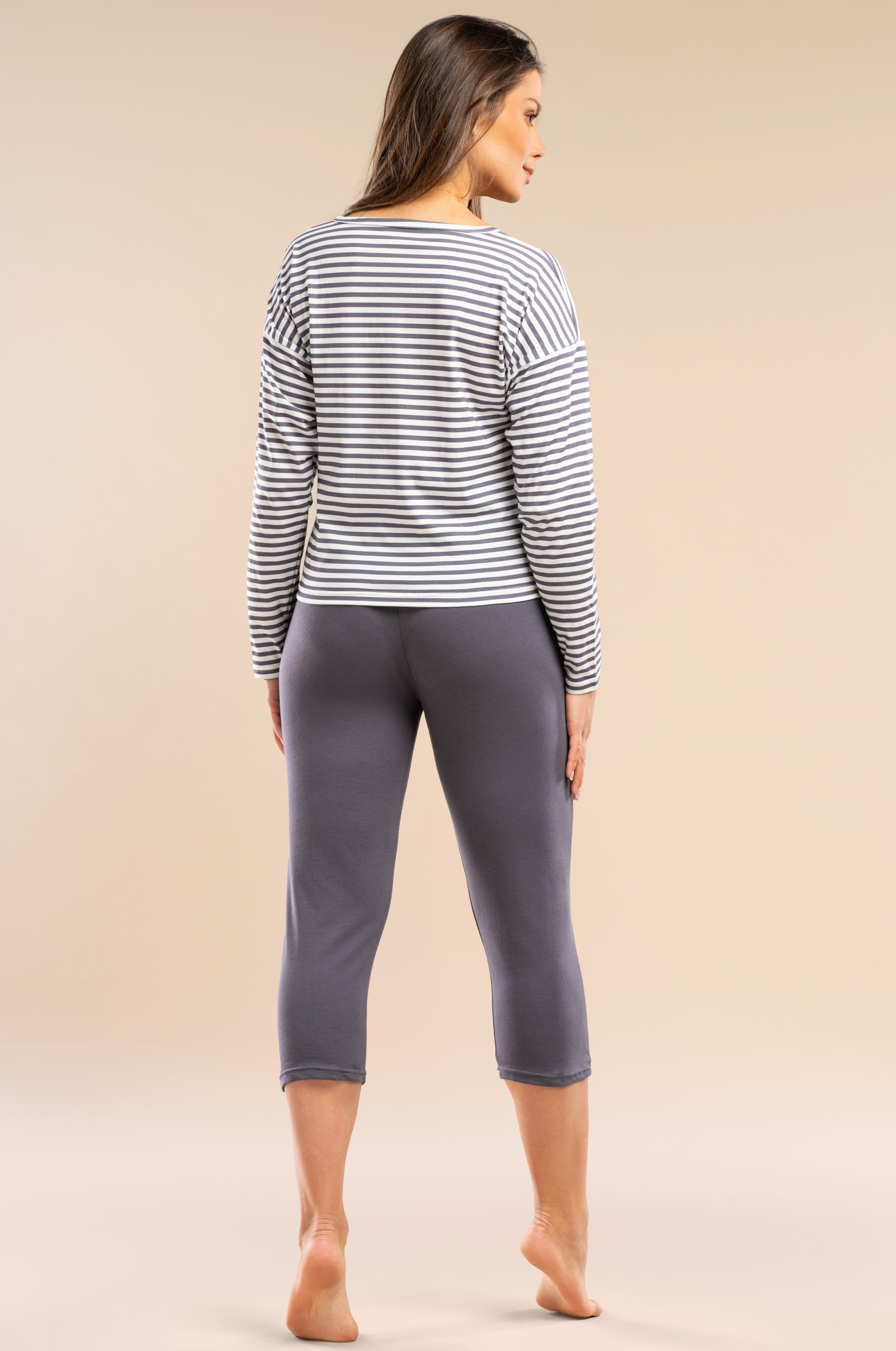 Capri-Schlafanzug in Grau-Weiß aus Baumwolle mit Ringelshirt