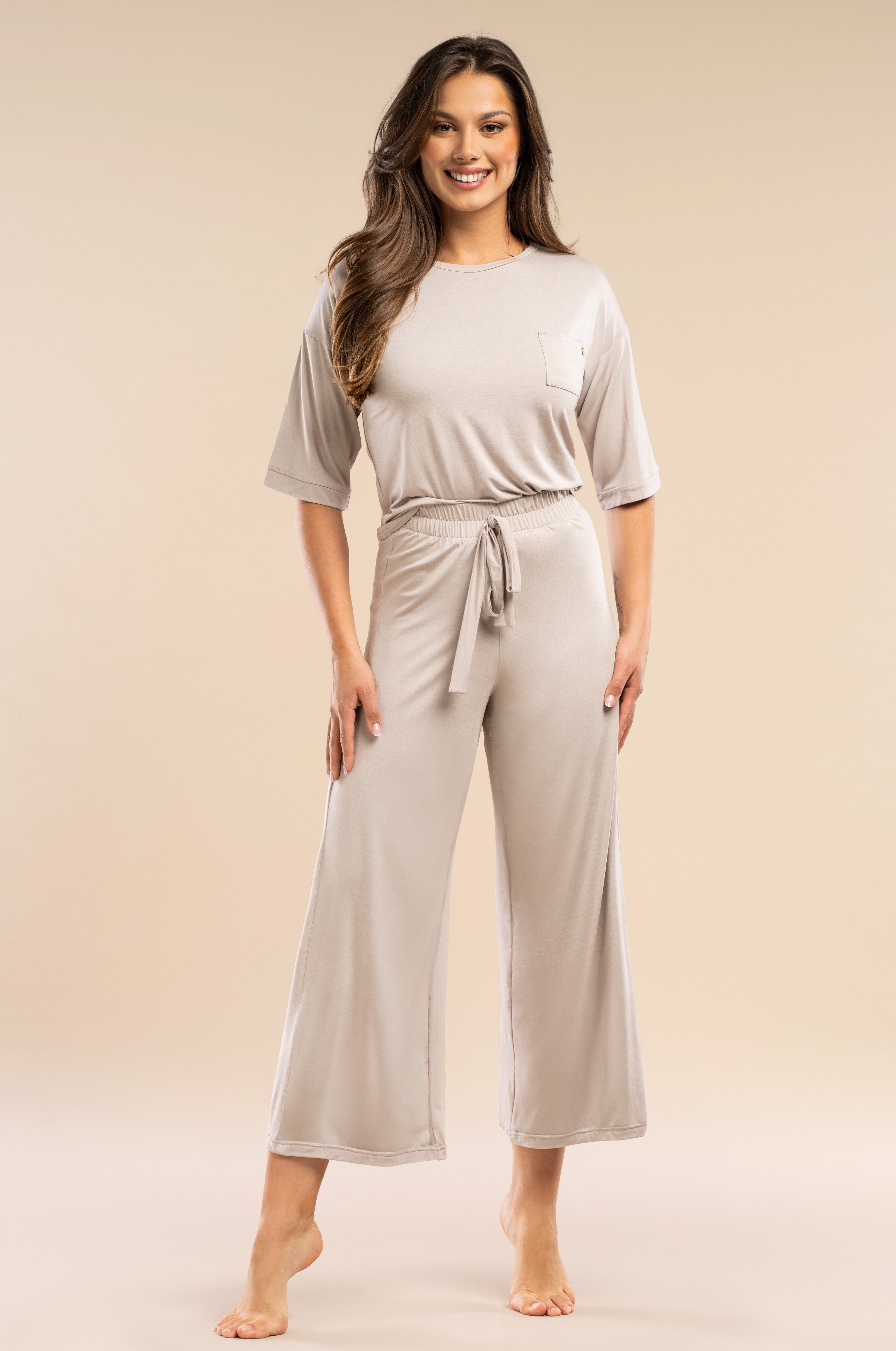 Halbarm-Pyjama in Beige aus EcoVero™ Viskose mit 7/8-Culotte