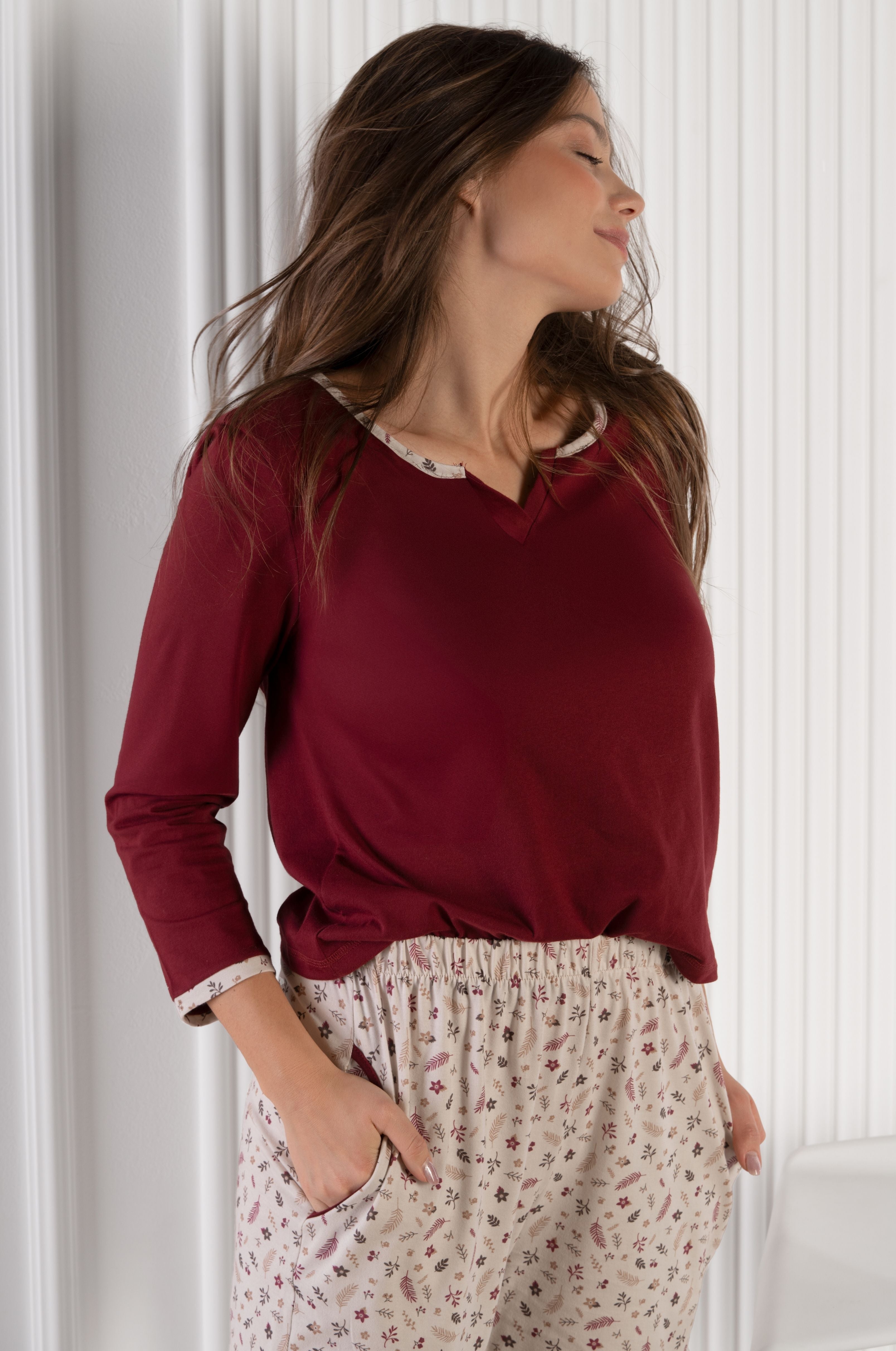 Langarm-Pyjama für Damen in Bordeaux mit floraler Hose