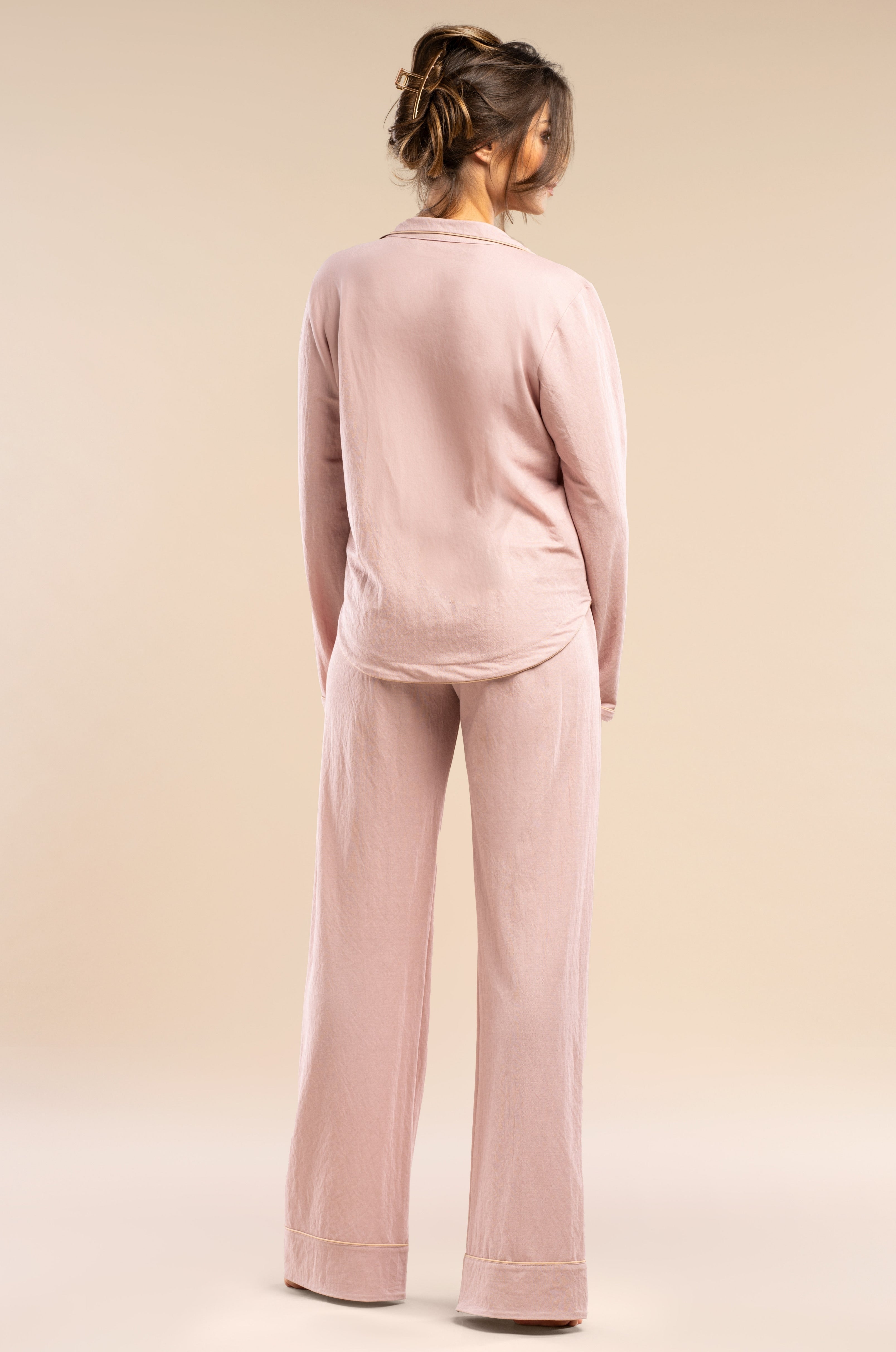 Pyjama in Rosé aus EcoVero™-Rayon-Mix – Hemdblusen-Style mit Paspel & Holzknöpfen