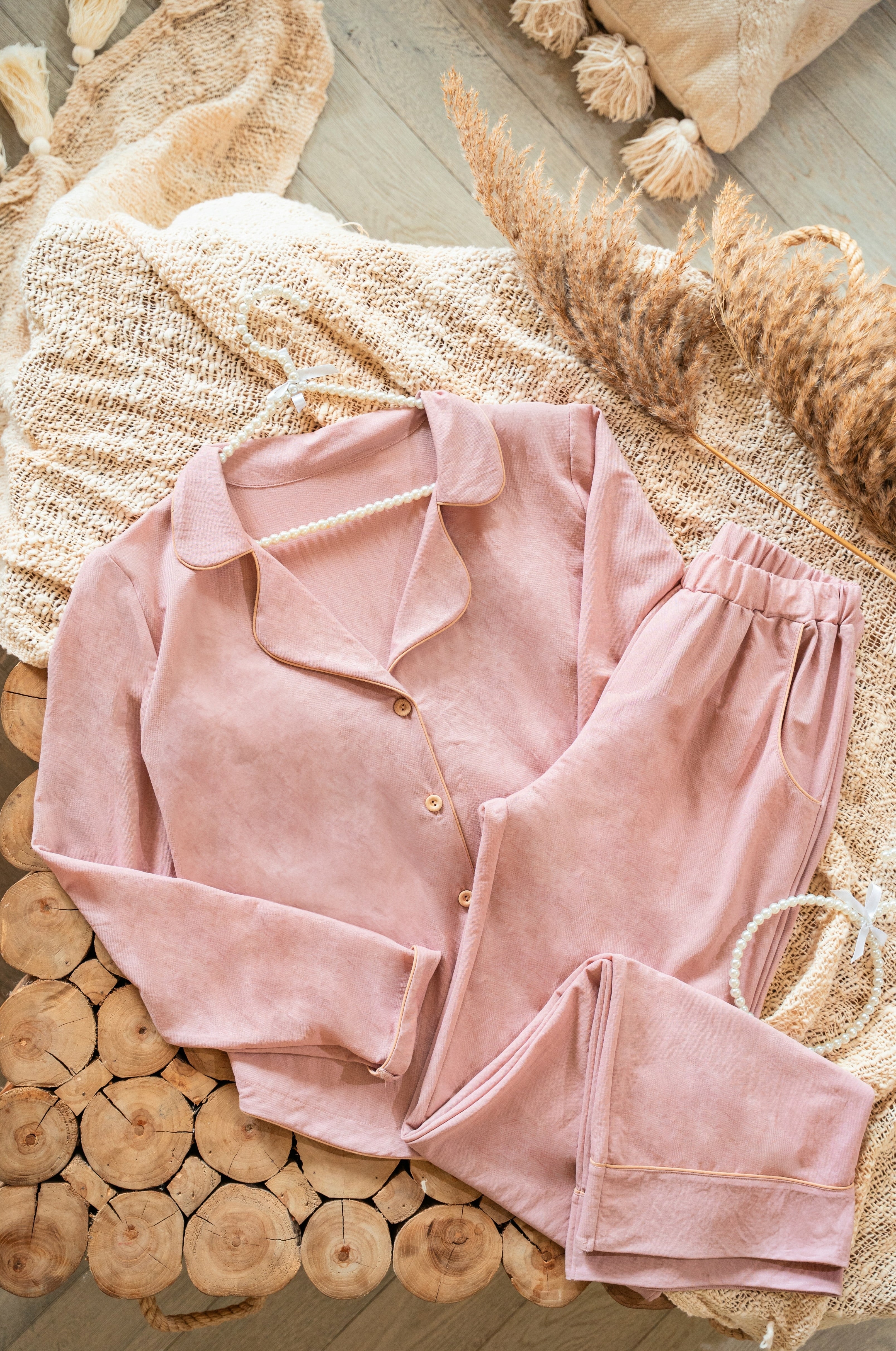 Pyjama in Rosé aus EcoVero™-Rayon-Mix – Hemdblusen-Style mit Paspel & Holzknöpfen