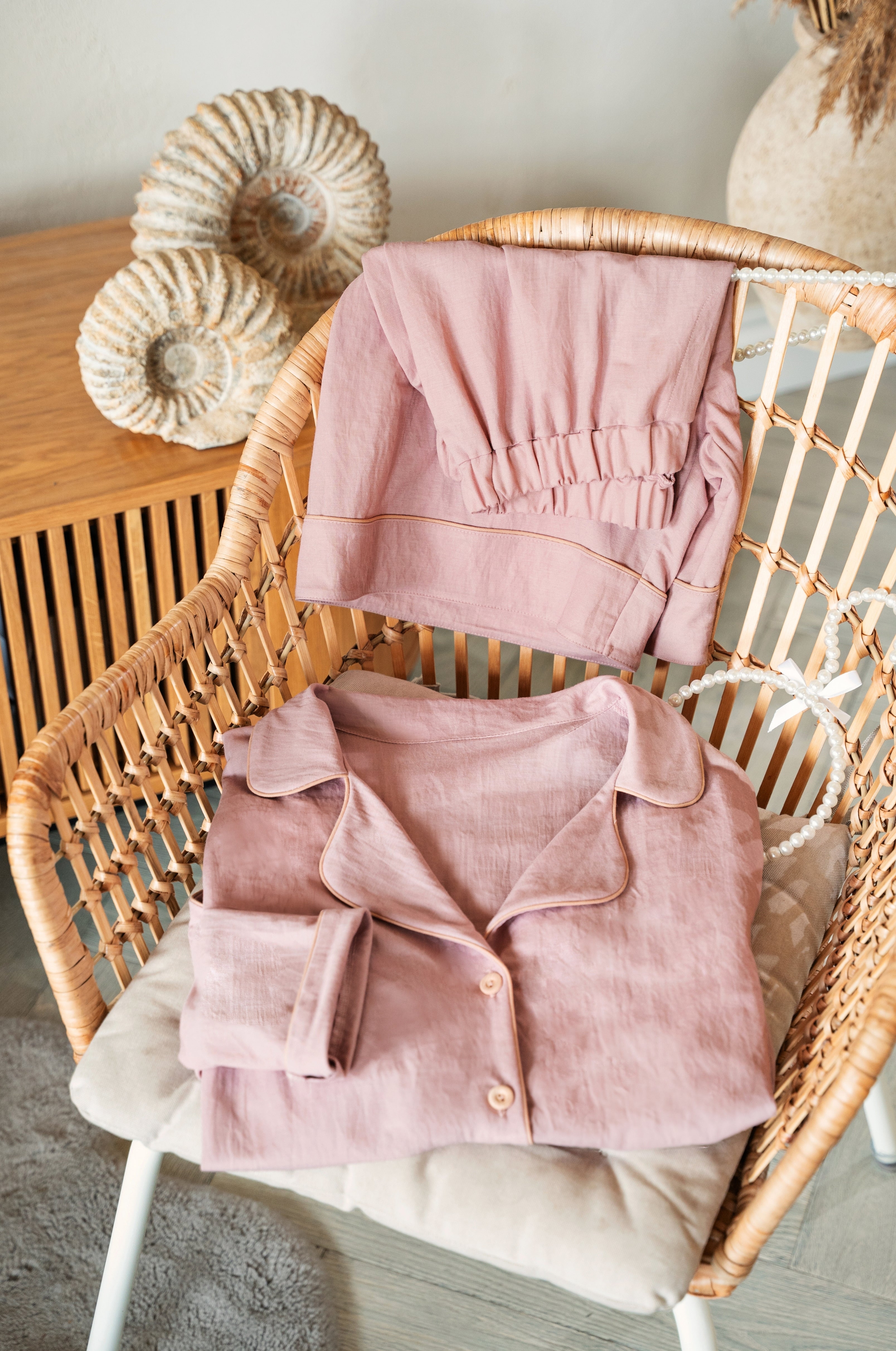 Damen-Shorty-Pyjama-altrosa-rosé-Hemdbluse-Paspel-Stuhlszene