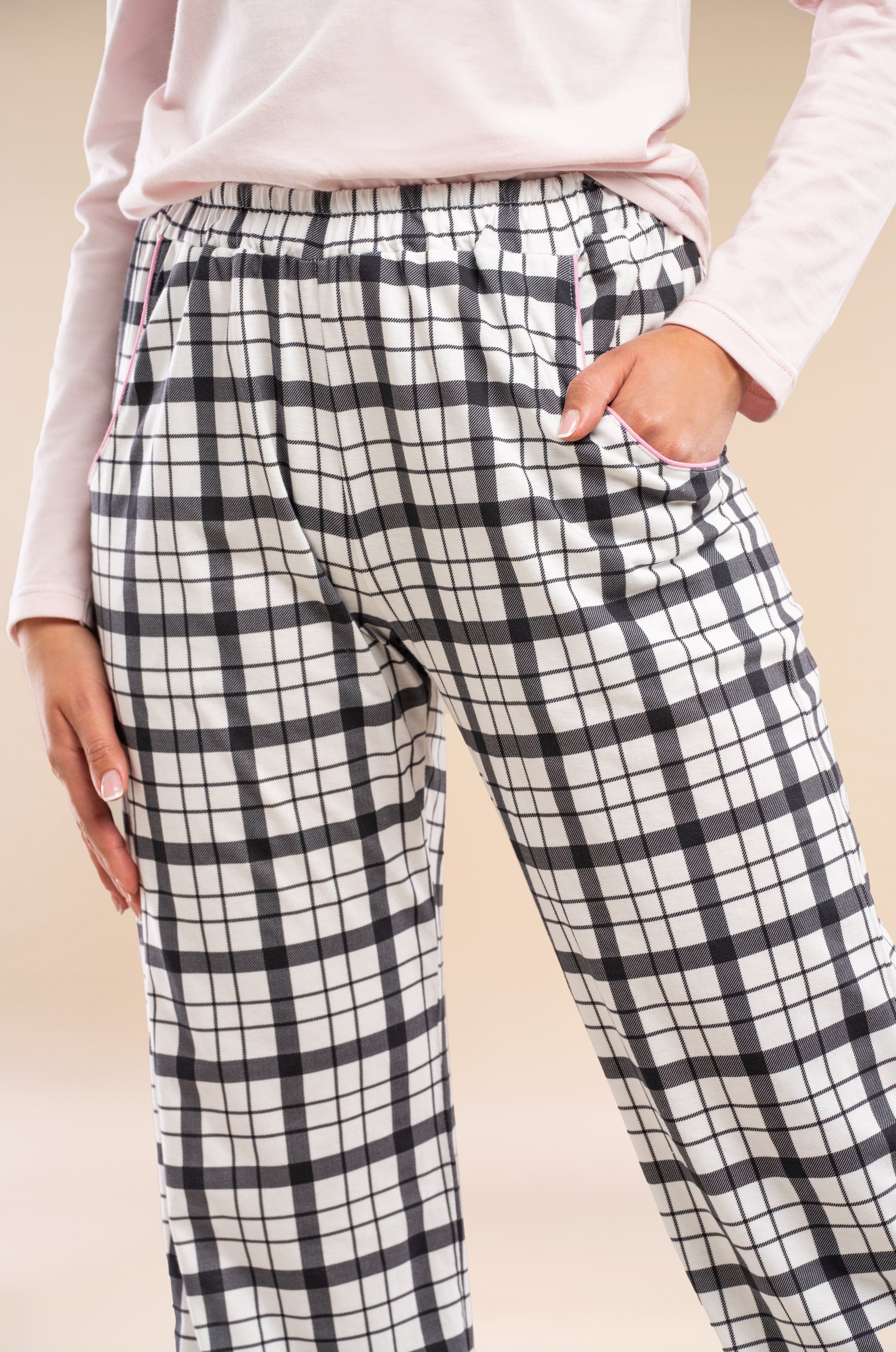 Langarm-Pyjama mit Karo-Hose in Schwarz-Weiß & rosa Paspel – 100 % Baumwolle