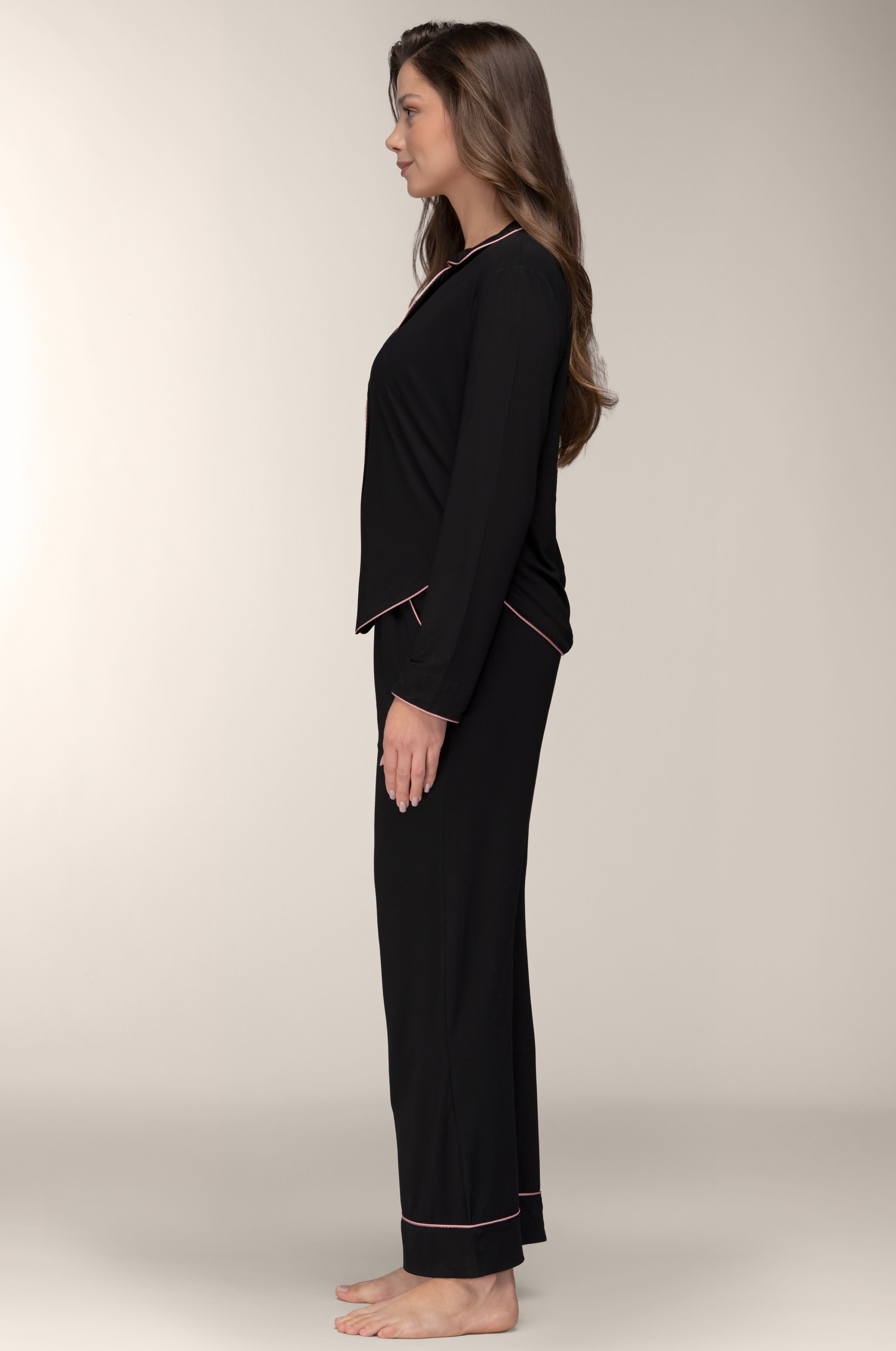 Damen Pyjama – EcoVero™ Viskose, Schwarz mit roséfarbener Paspel