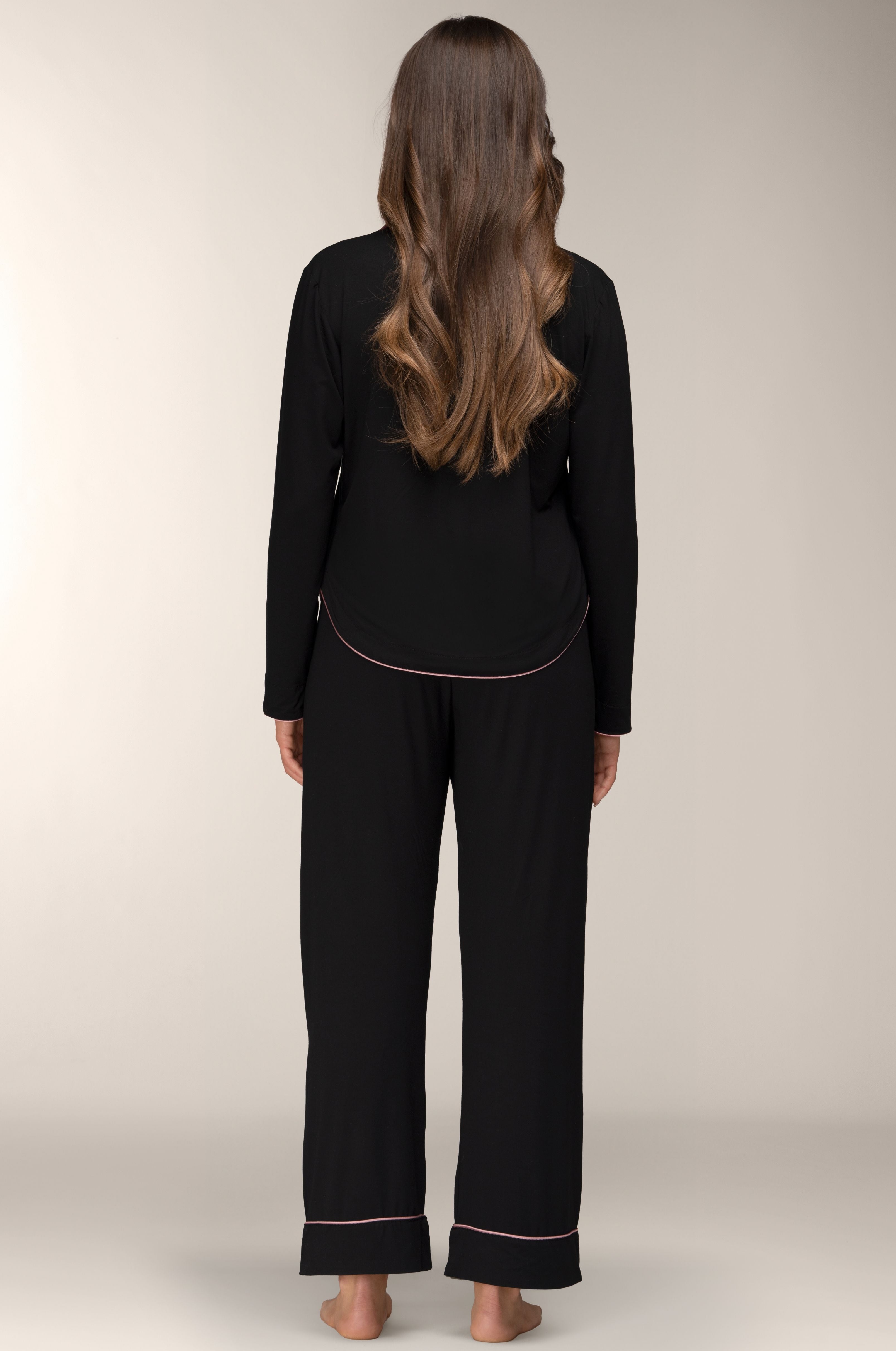 Damen Pyjama – EcoVero™ Viskose, Schwarz mit roséfarbener Paspel