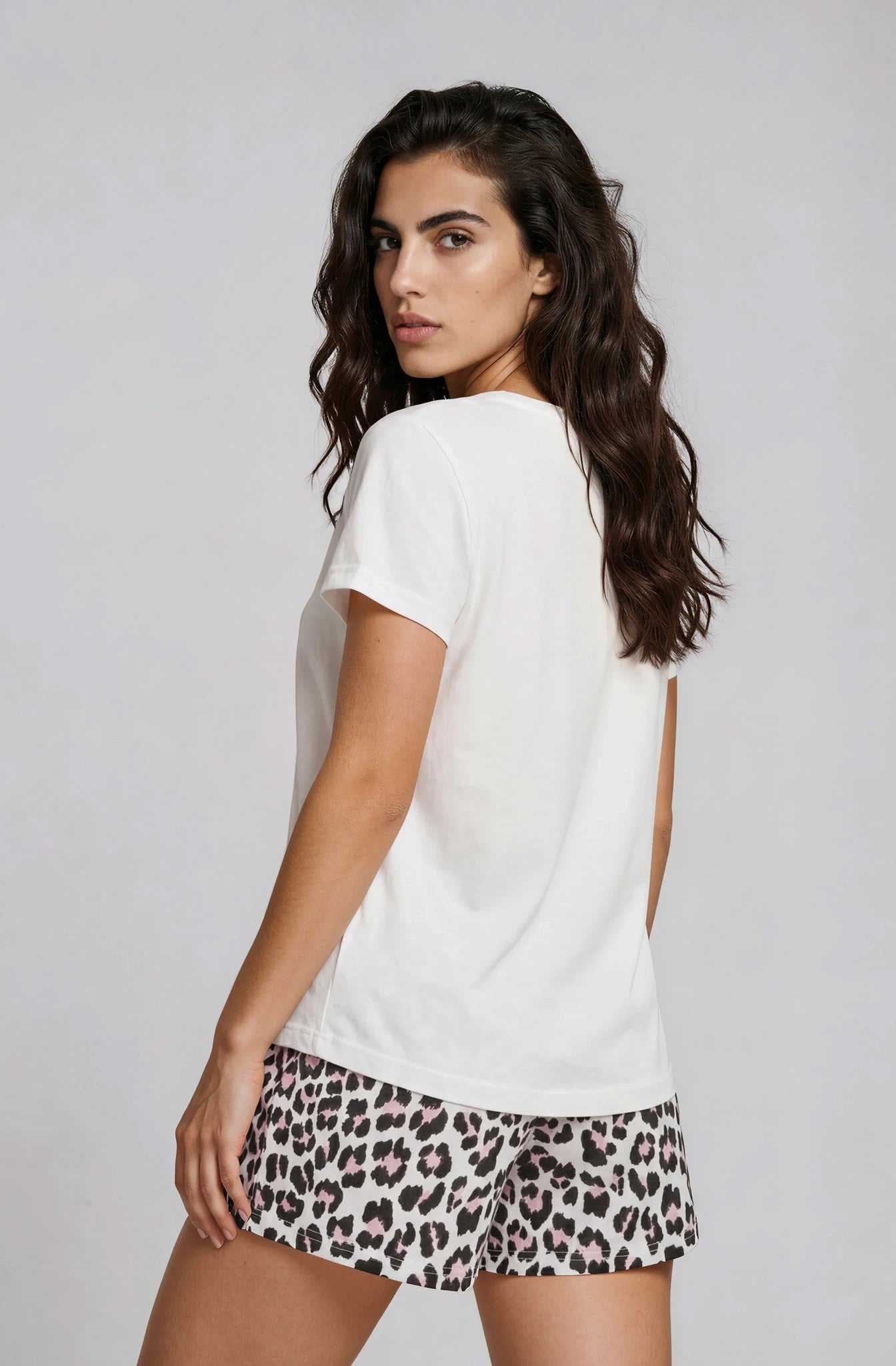 Shorty-Pyjama-Damen-kurzarm-Basicshirt-weiß-Shorts-Animalpirnt-Rückansicht-Detail