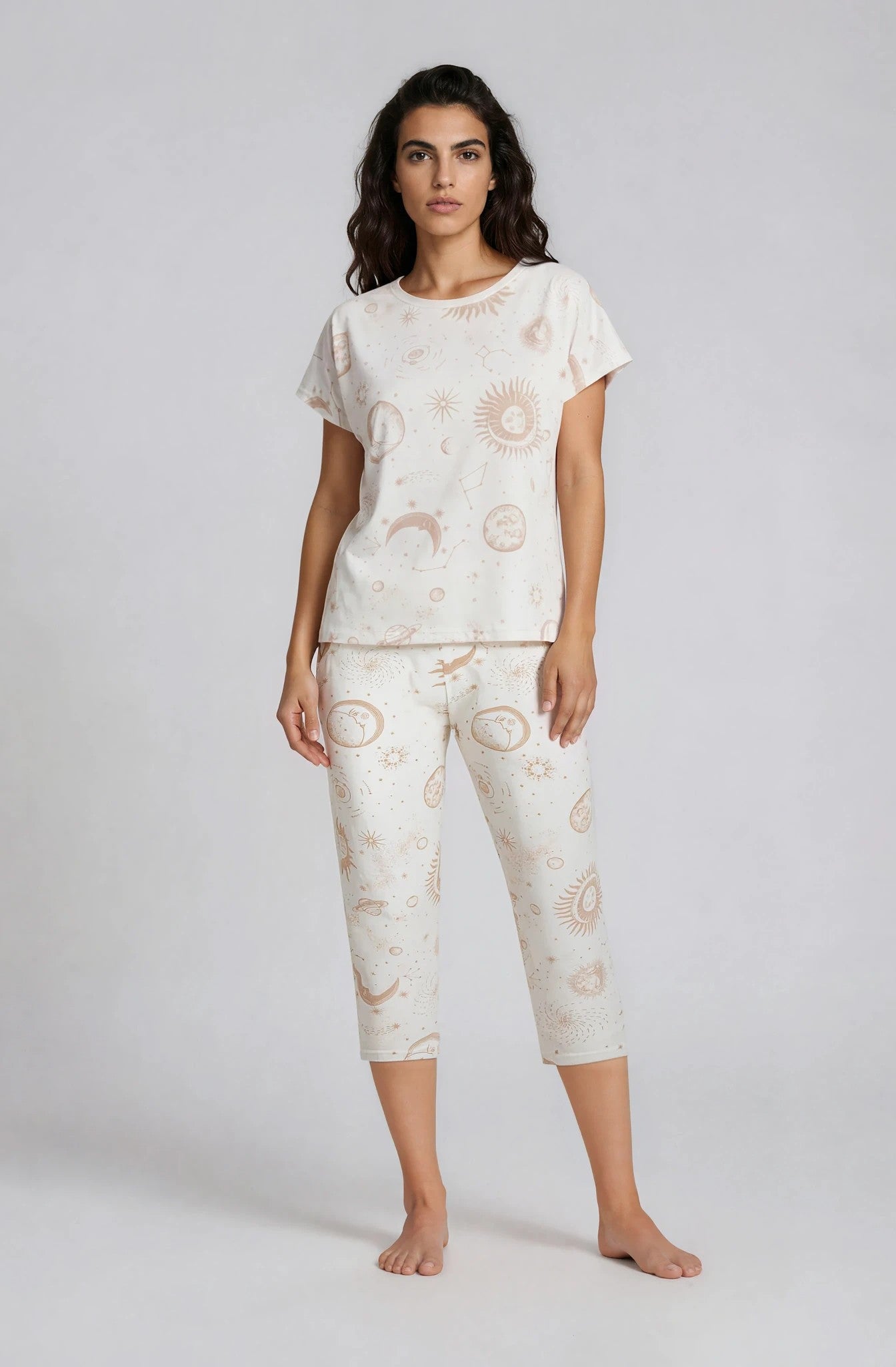 Kurzarm-Pyjama-Damen-weiß- Sonne‑Mond‑Sterne‑Set-Frontansicht