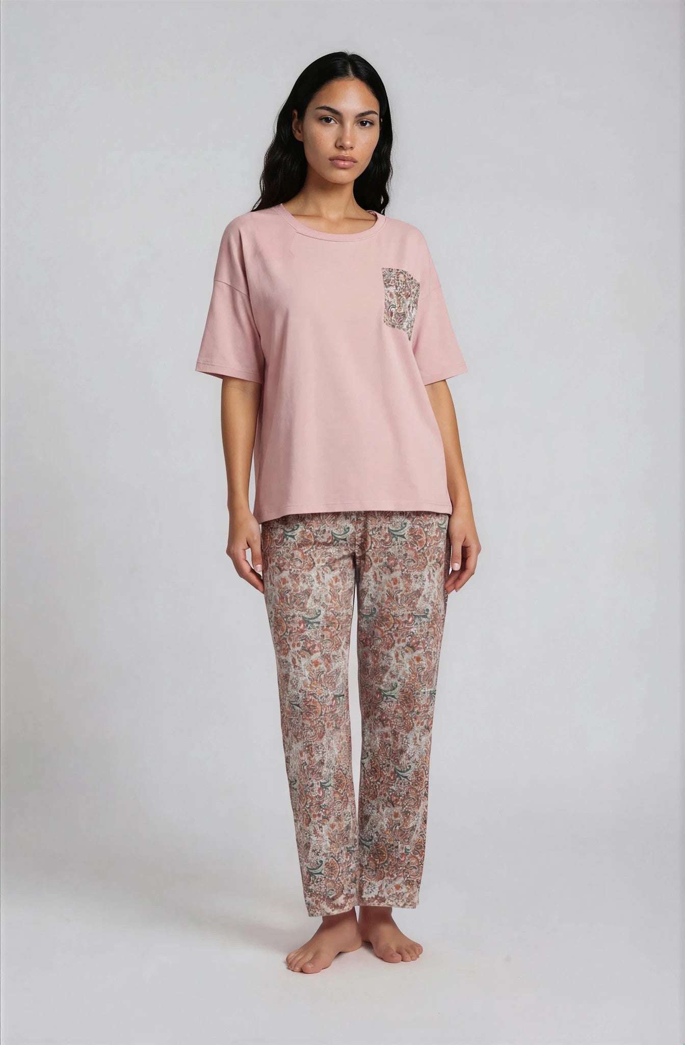 Kurzarm-Pyjama-Damen-Rosa-T-Shirt-Paisley-Caprihose-Frontansicht