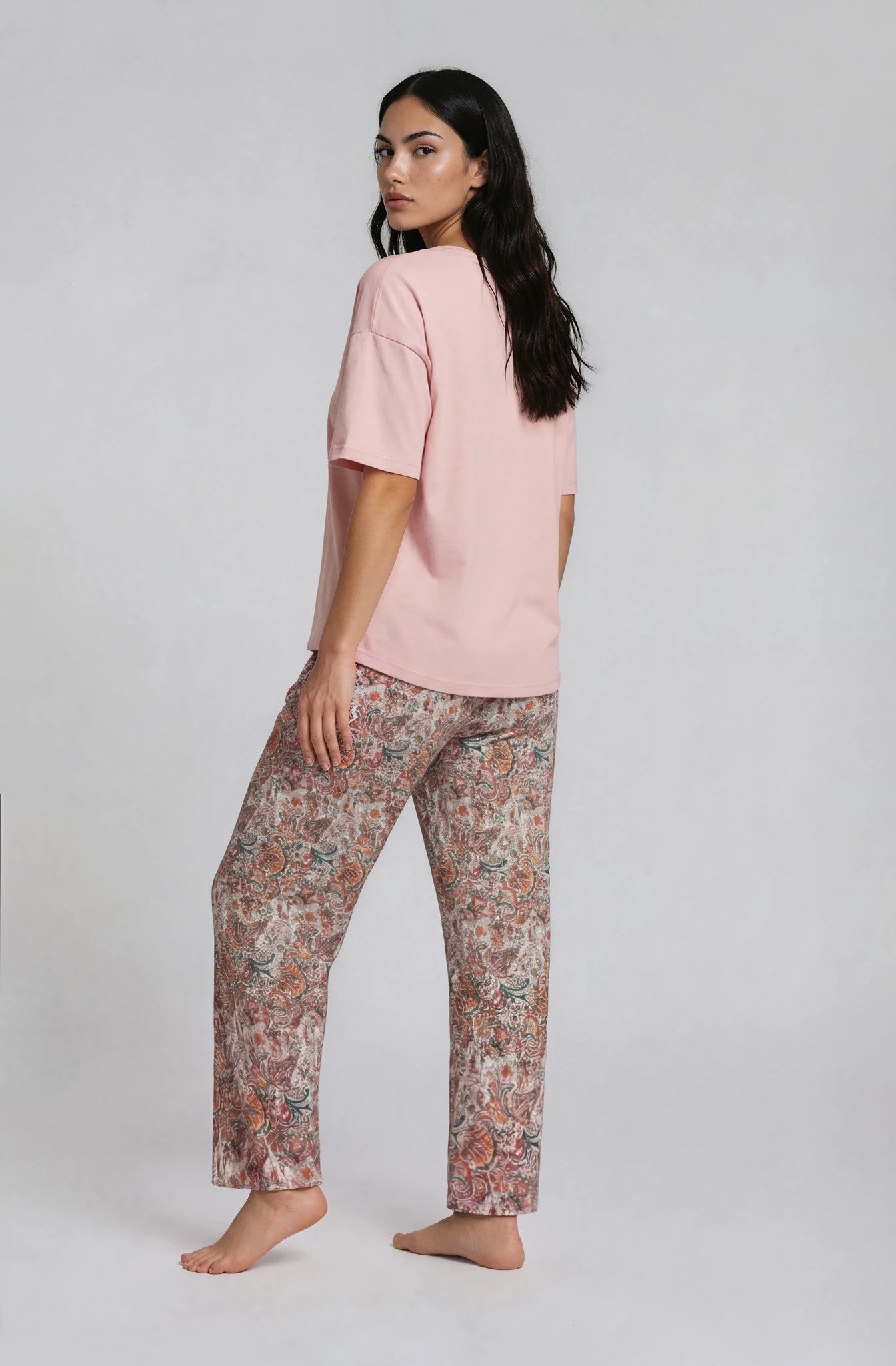 Kurzarm-Pyjama-Damen-Rosa-T-Shirt-Paisley-Caprihose-Rückansicht