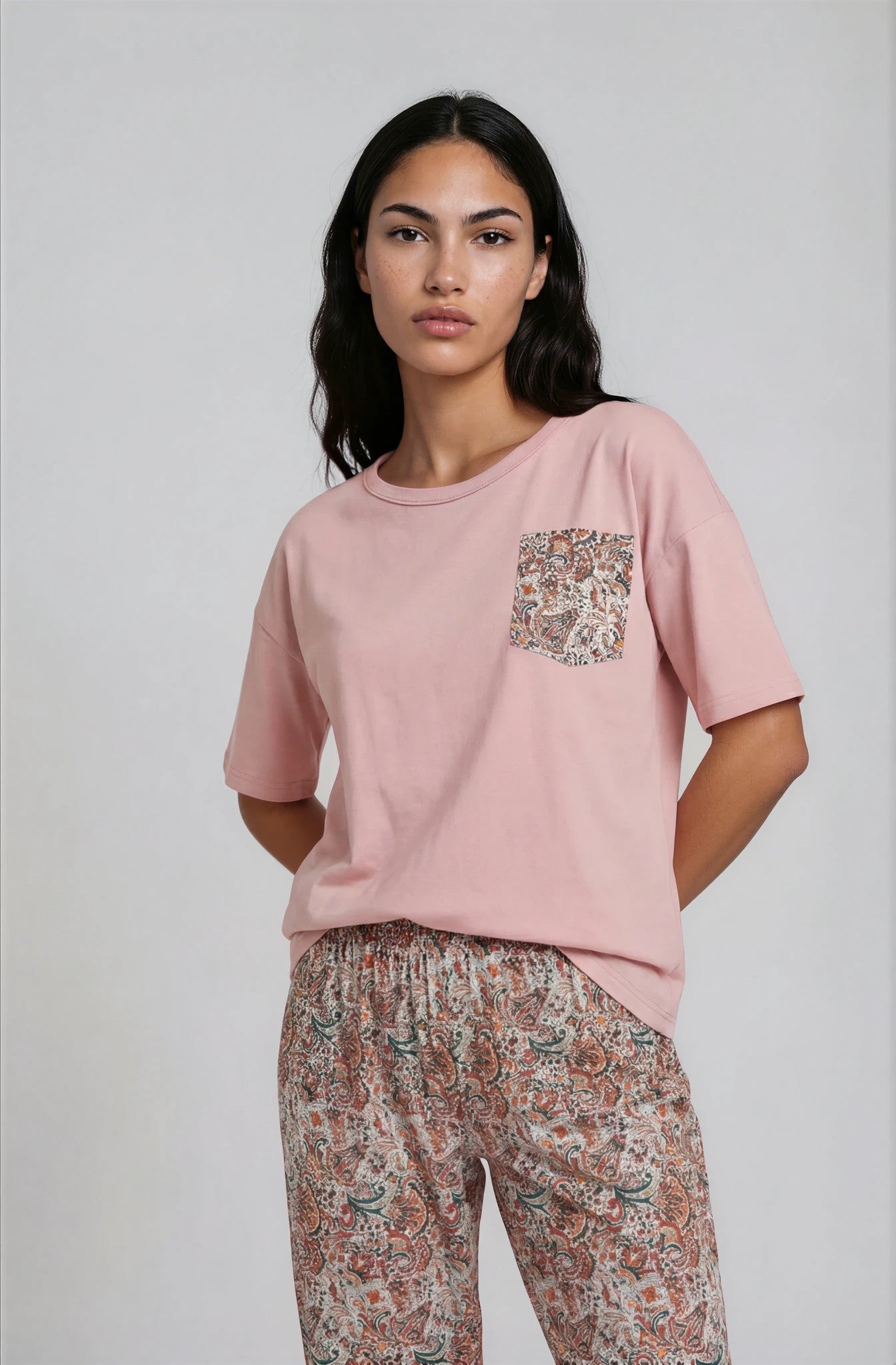 Kurzarm-Pyjama-Damen-Rosa-T-Shirt-Paisley-Caprihose-Frontansicht-Detail