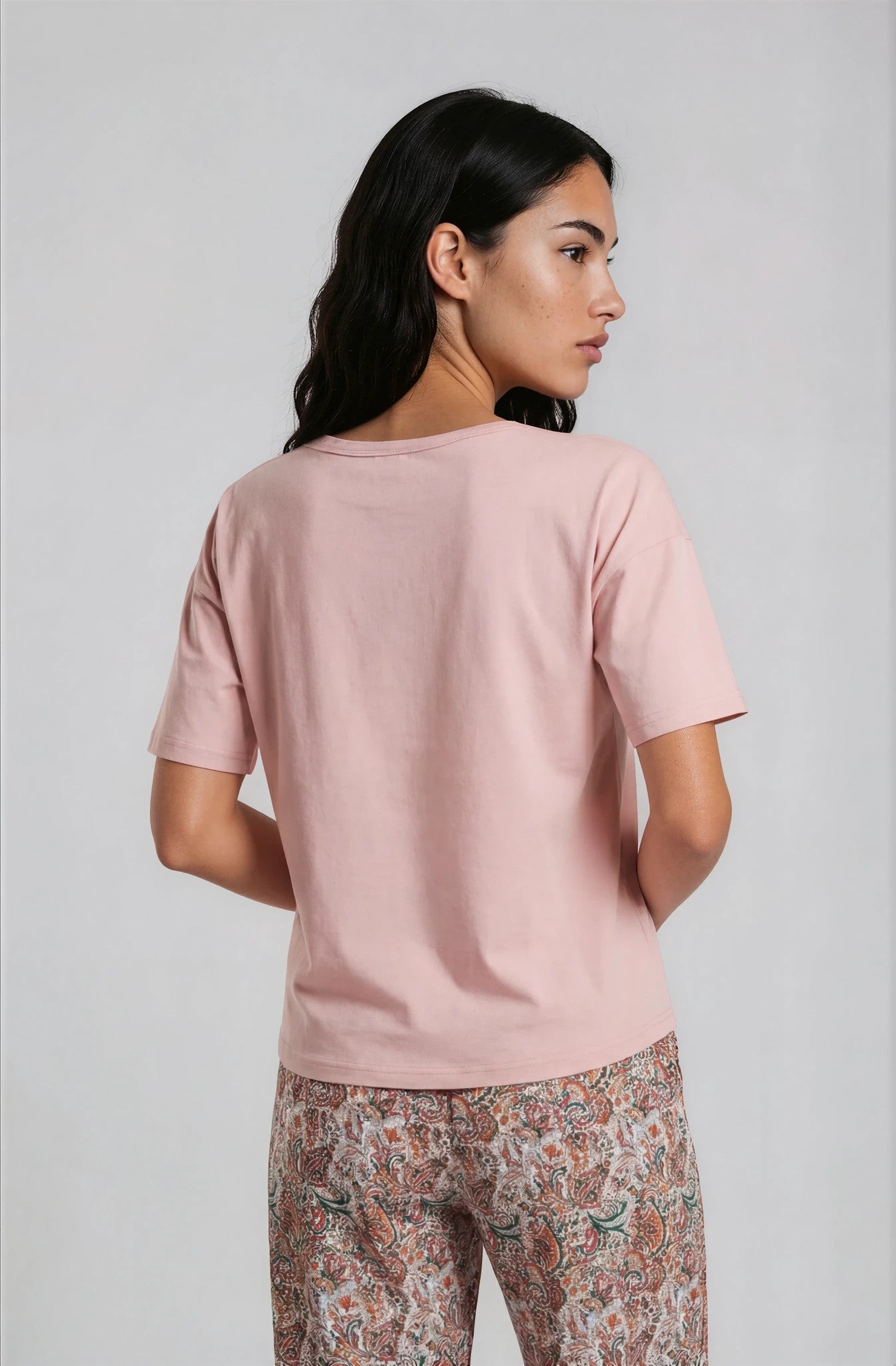 Kurzarm-Pyjama-Damen-Rosa-T-Shirt-Paisley-Caprihose-Rückansicht-Detail