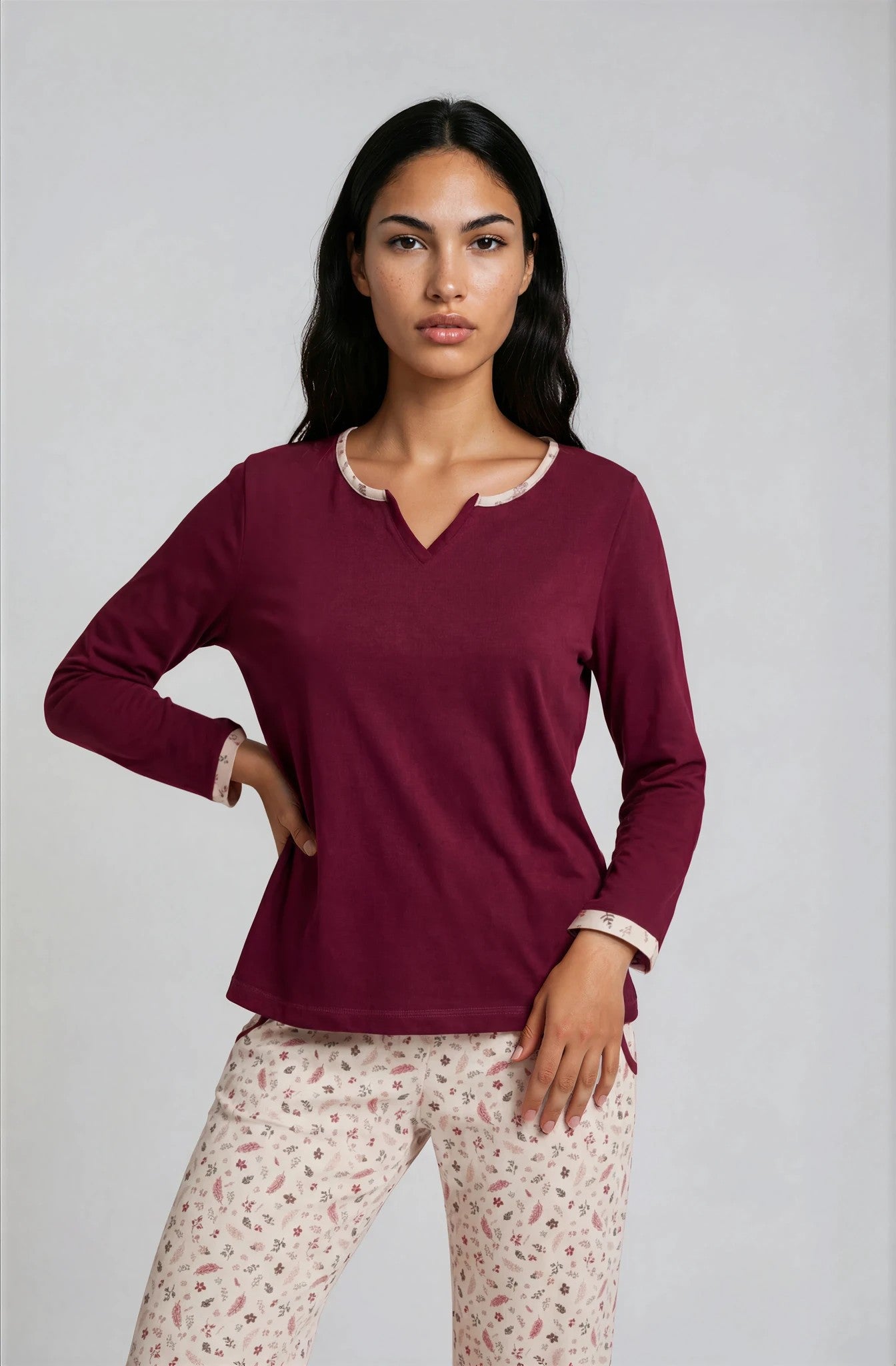 Langarm-Pyjama für Damen in Bordeaux mit floraler Hose
