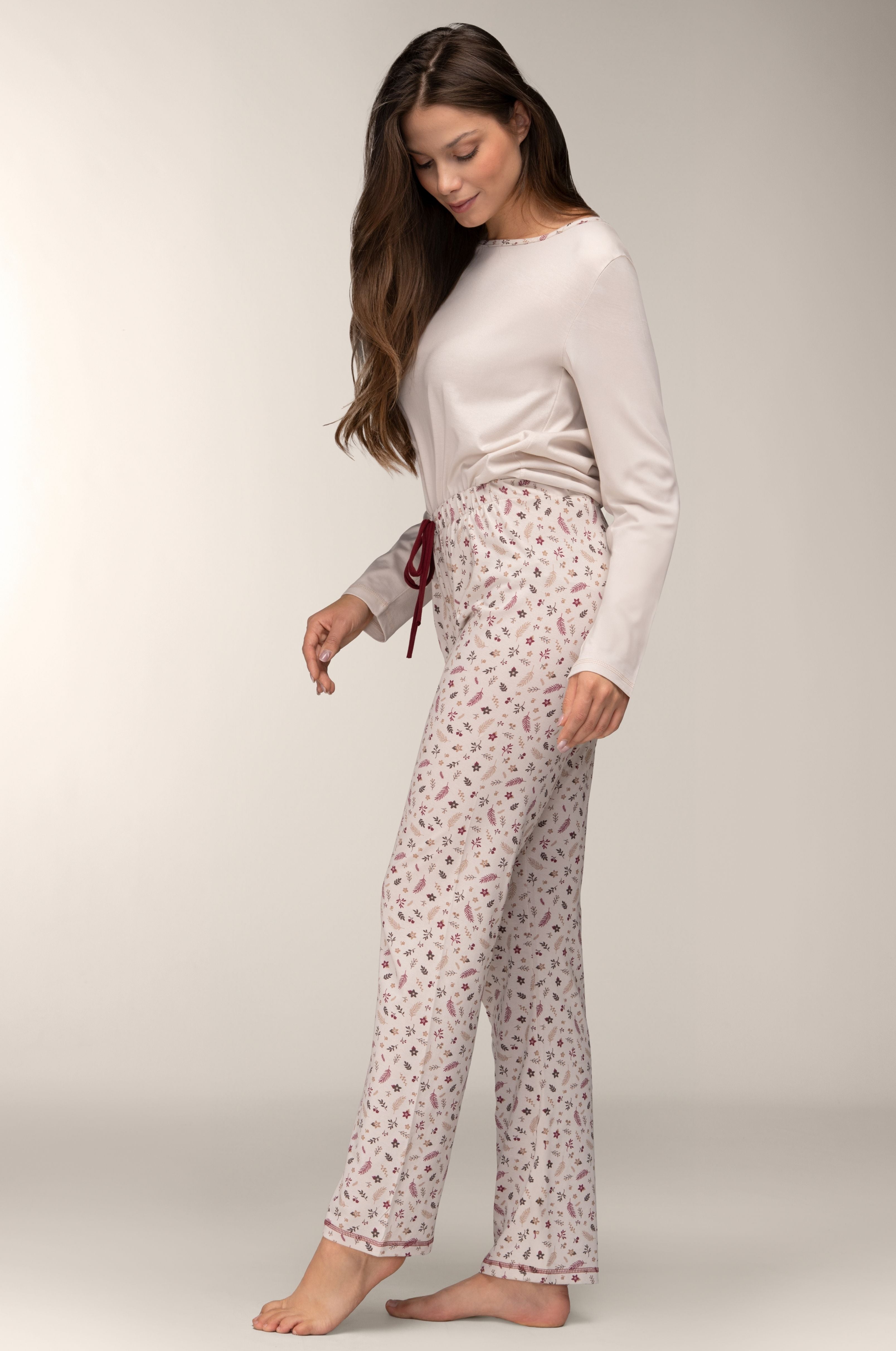 Damen Langarm-Pyjama in Creme aus Baumwolle mit floraler Hose