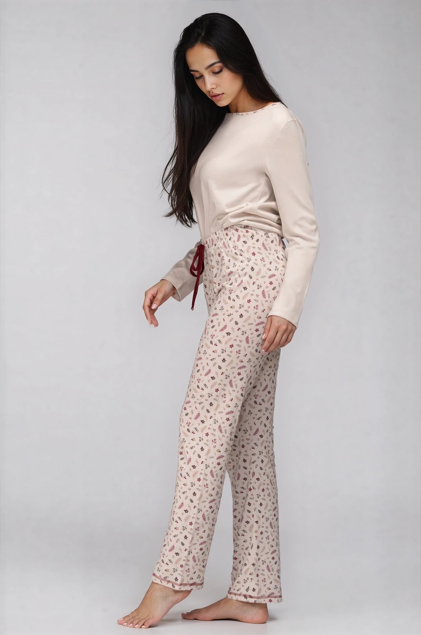 Damen Langarm-Pyjama in Creme aus Baumwolle mit floraler Hose