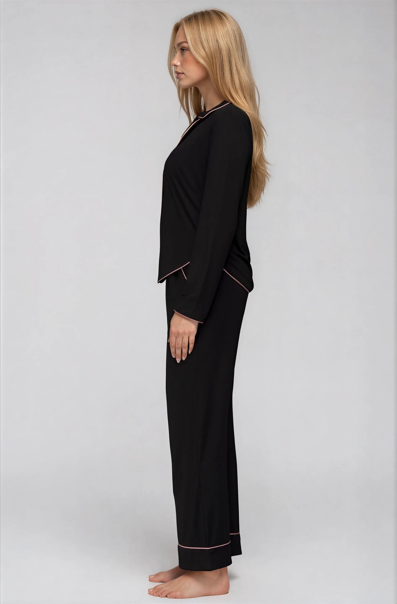 Damen Pyjama – EcoVero™ Viskose, Schwarz mit roséfarbener Paspel