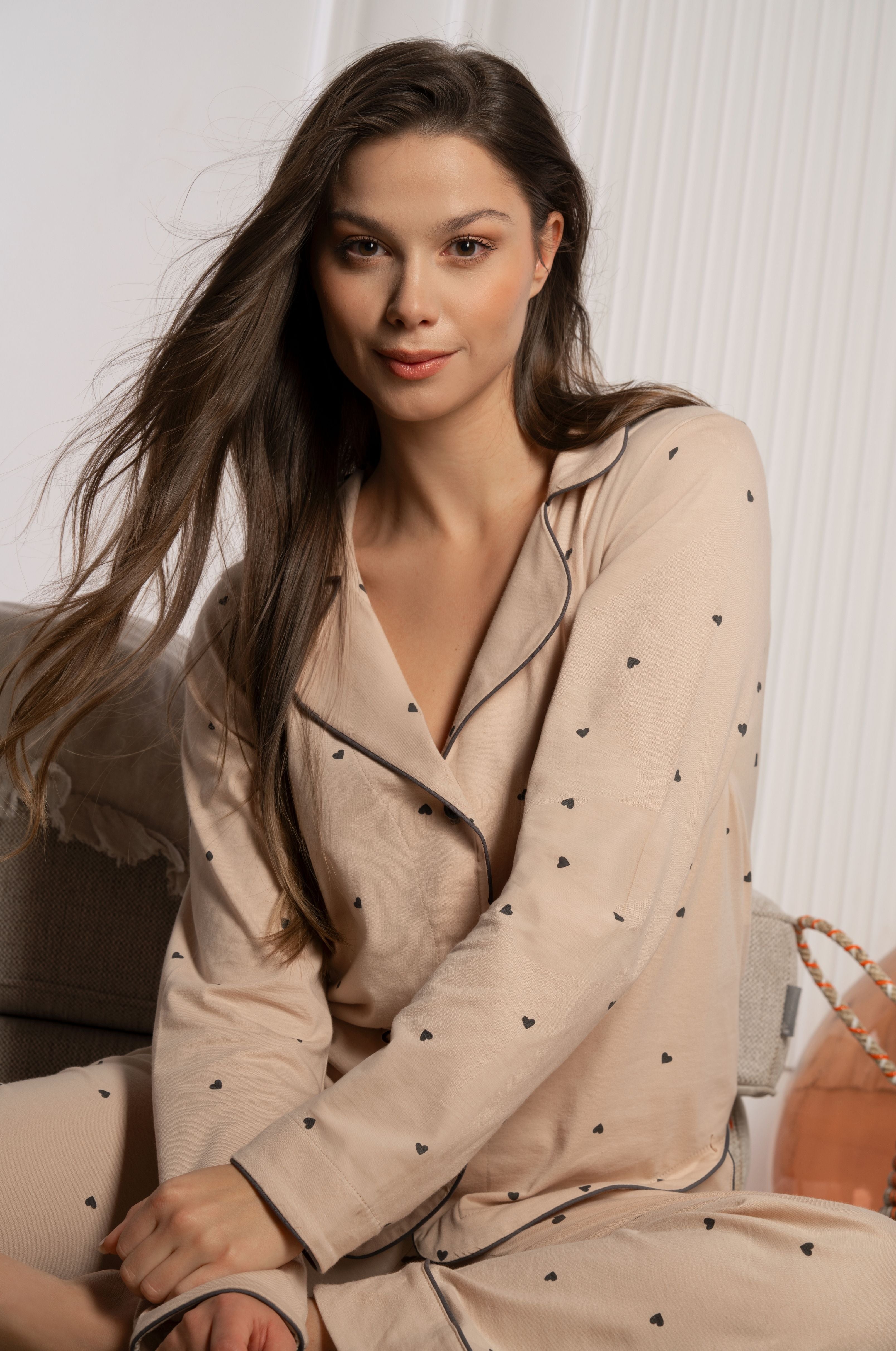 Damen Pyjama aus 100% Baumwolle in Beige mit Herzchen