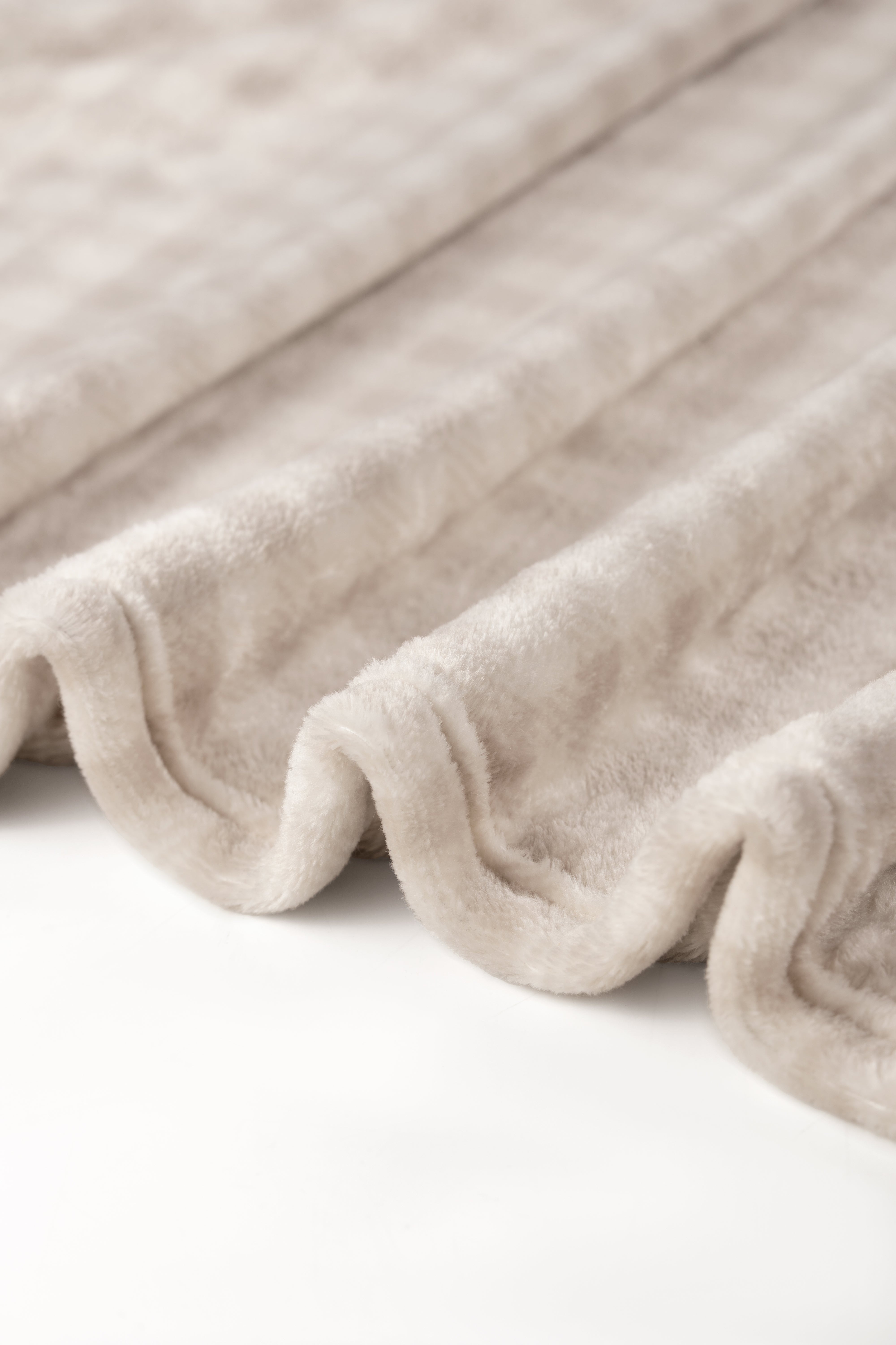 Kuscheldecke 150×200 cm – Sofadecke in Beige mit feiner Karostruktur