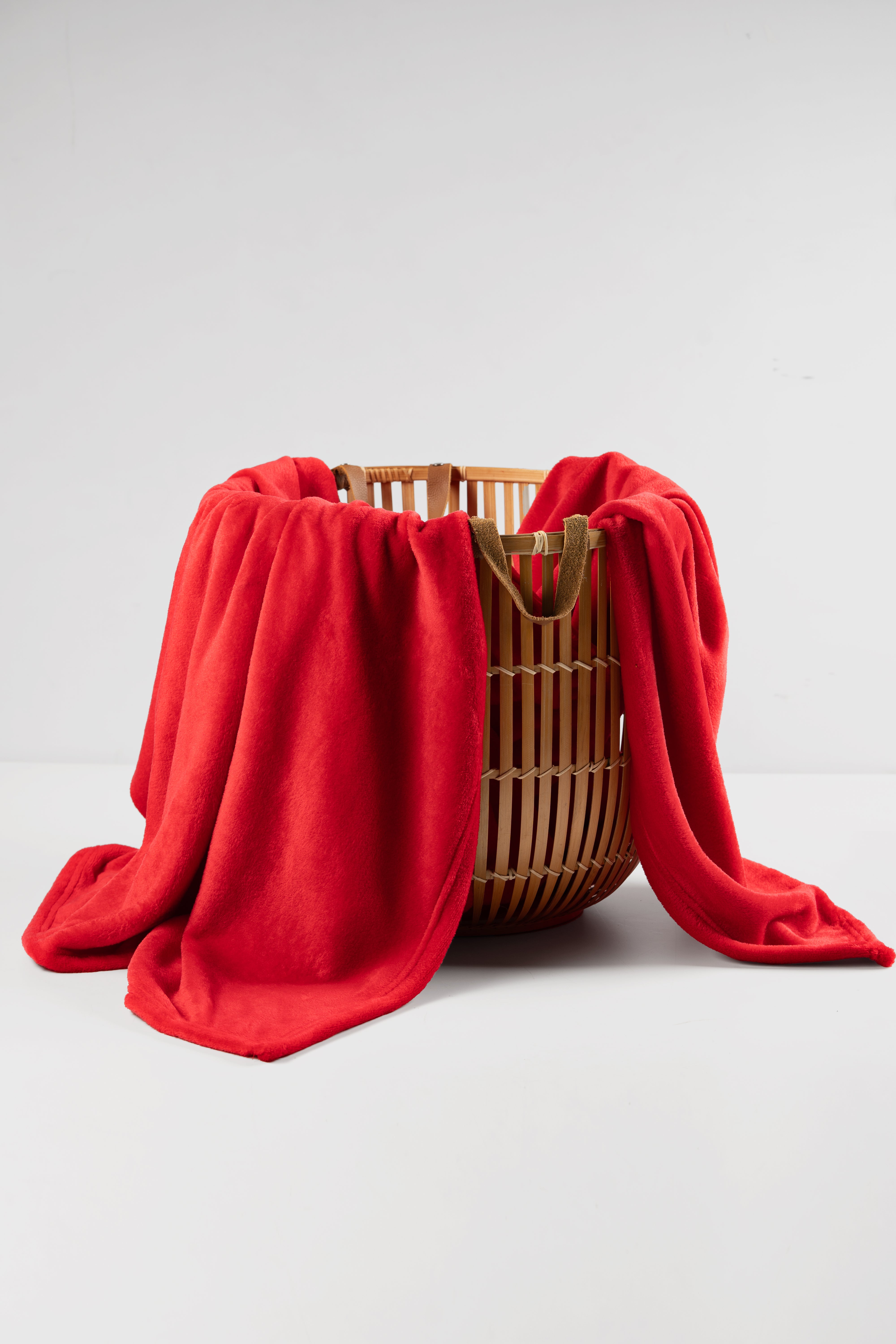 Kuscheldecke 150×200 cm – ultraweiche Mikrofaser in kräftigem Rot