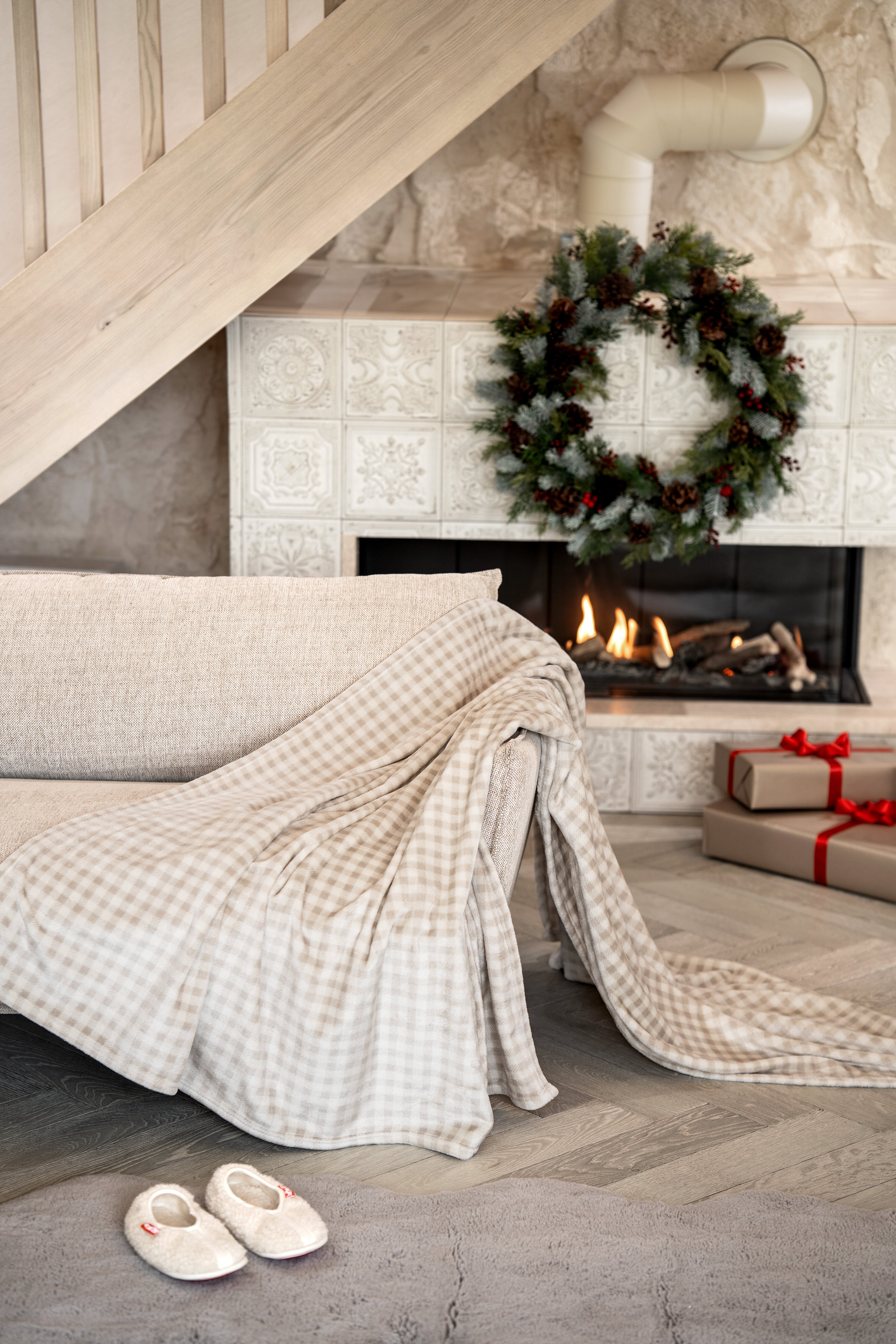 Kuscheldecke 150×200 cm – Sofadecke in Beige mit feiner Karostruktur