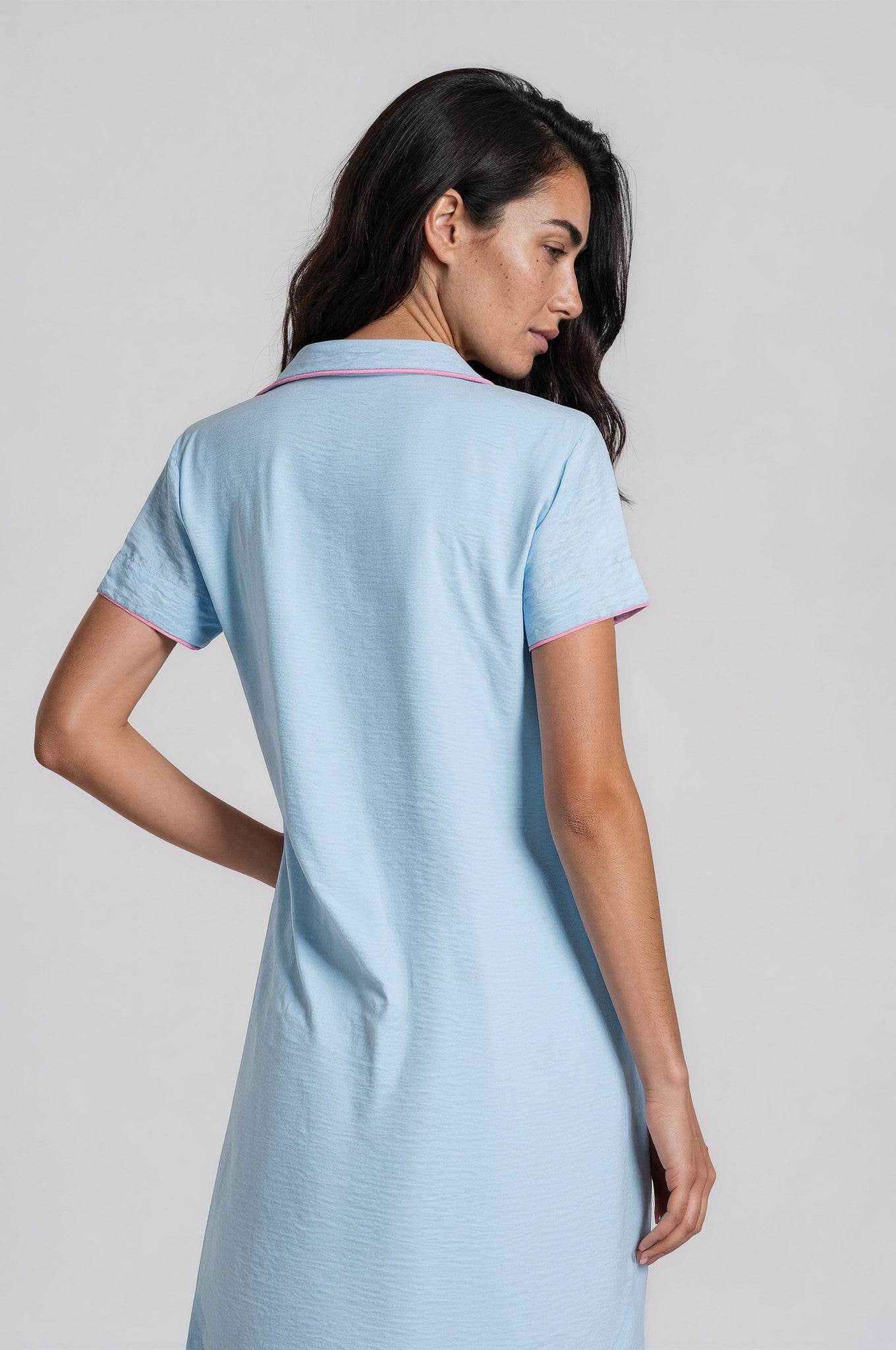 Hellblaues Kurzarm Nachthemd aus Viskose-Nylon mit Reverskragen und rosafarbenen Paspeln