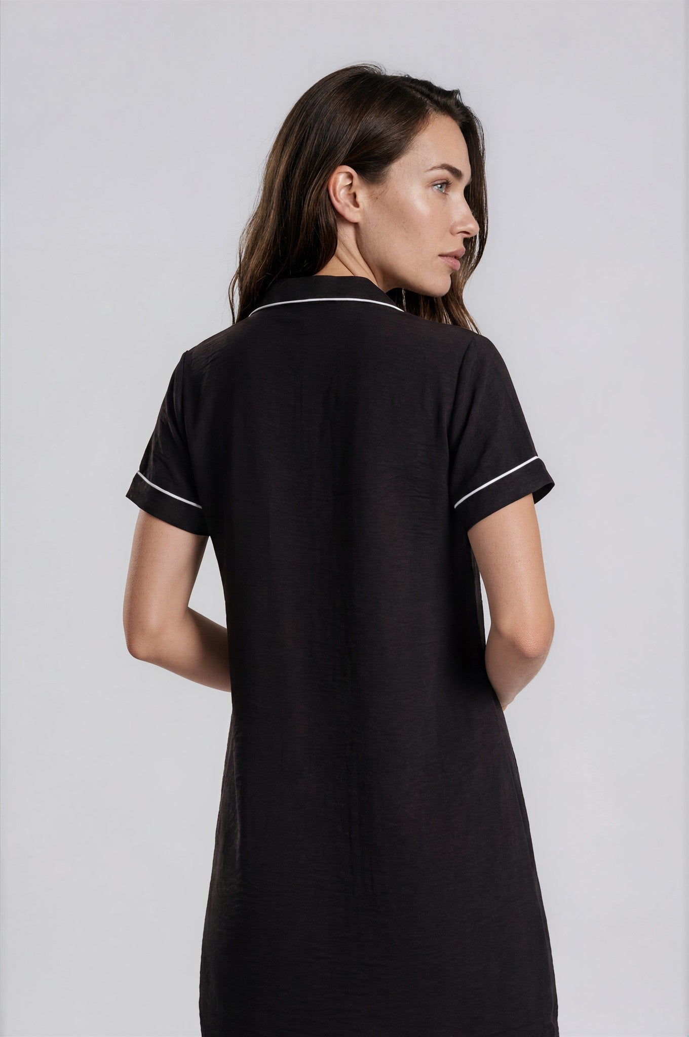 Schwarzes Kurzarm Nachthemd aus Viskose-Nylon mit Reverskragen und weißen Paspeln
