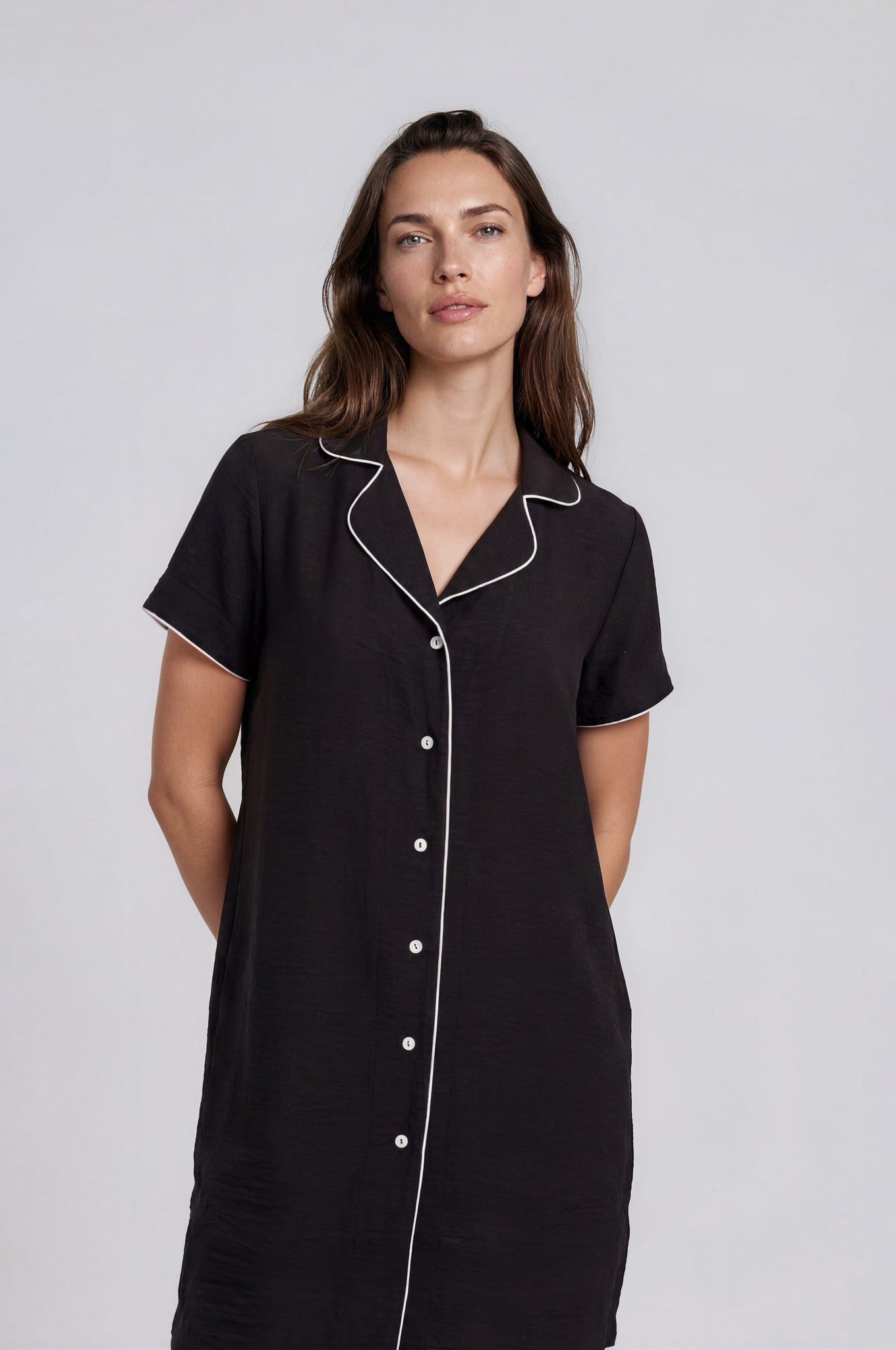 Schwarzes Kurzarm Nachthemd aus Viskose-Nylon mit Reverskragen und weißen Paspeln