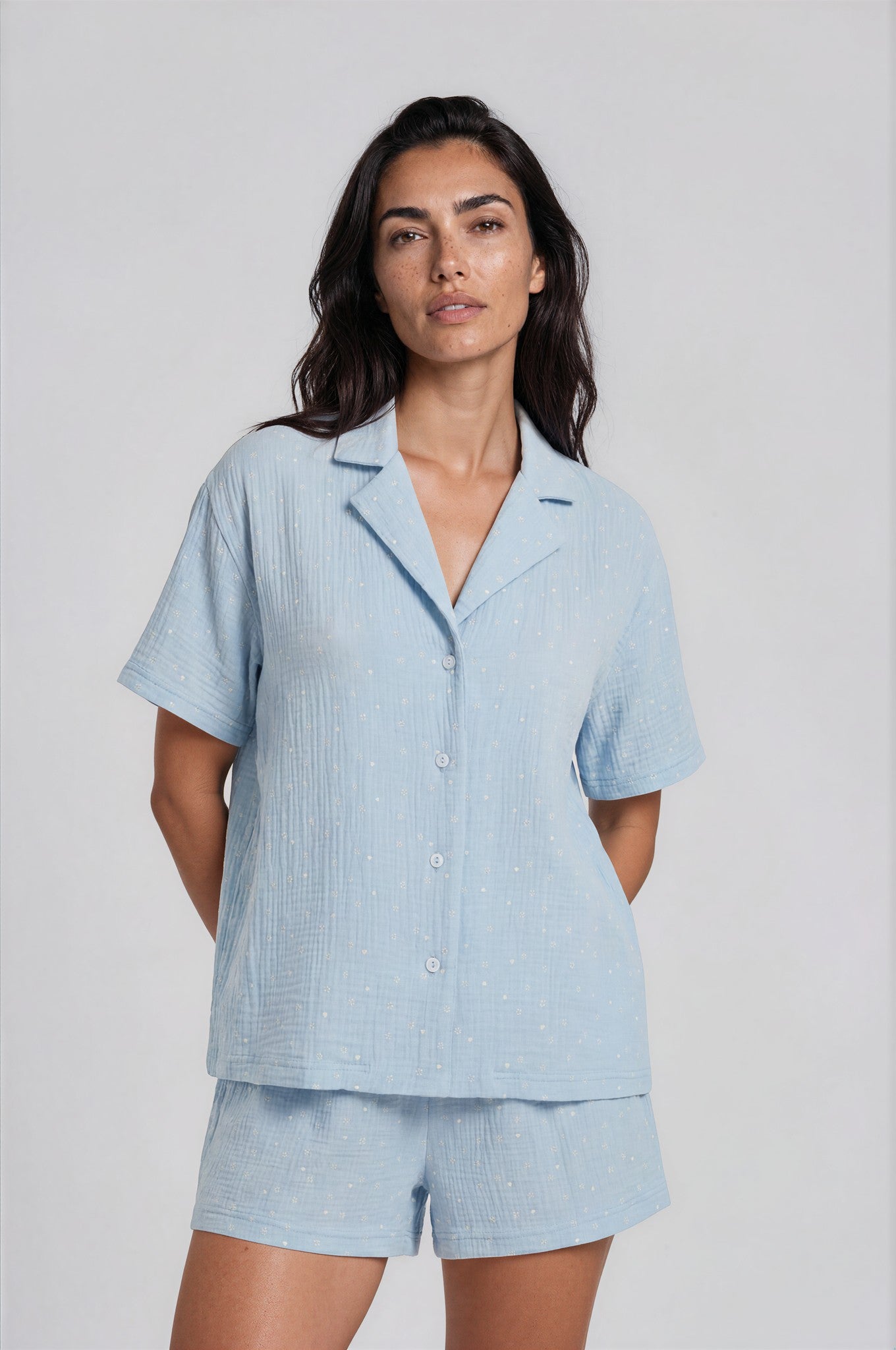 Hellblauer Musselin-Shorty aus Baumwolle mit Herz-Blüten-Print