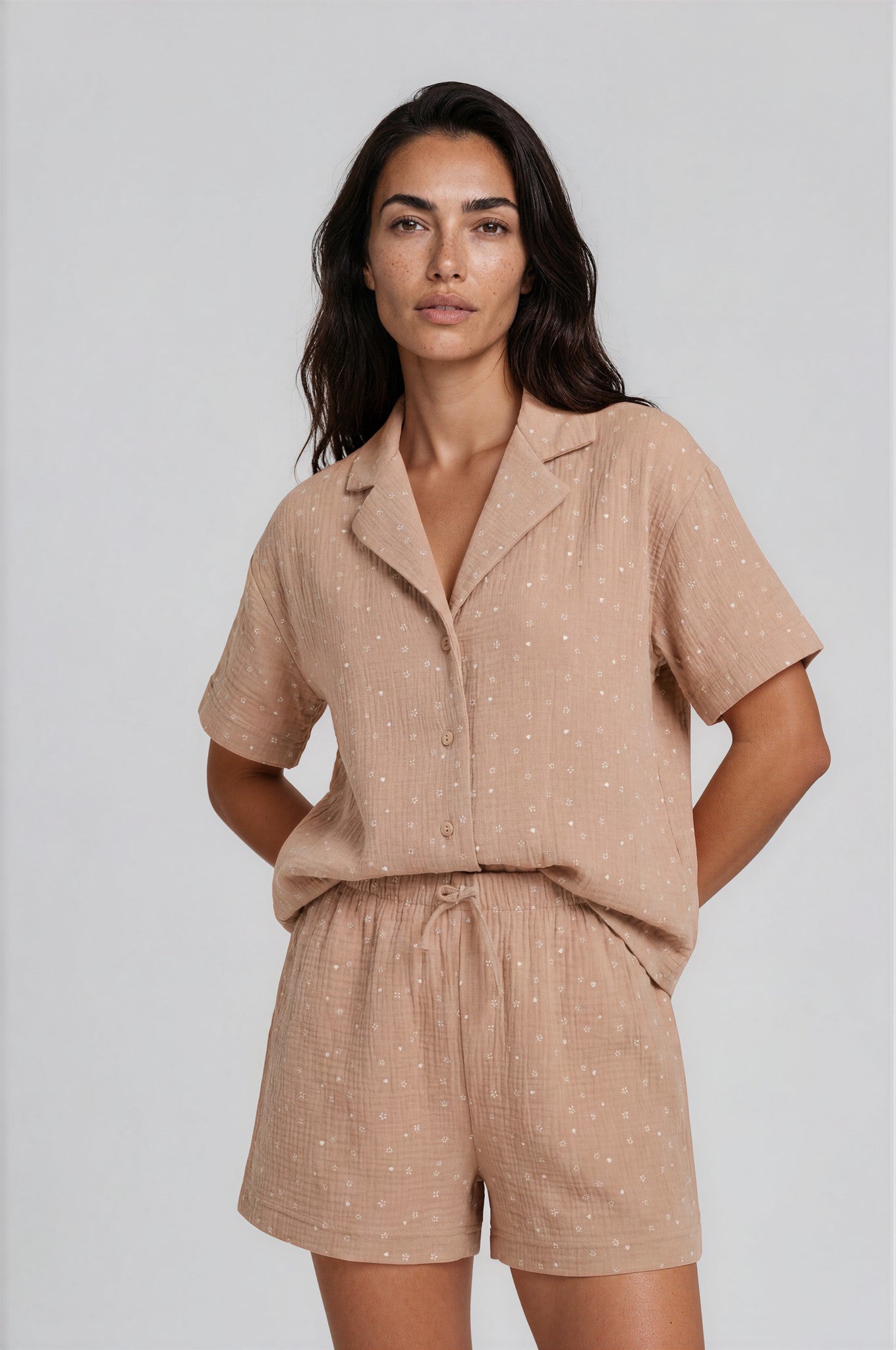 Beiger Musselin-Shorty aus Baumwolle mit Herz-Blüten-Print