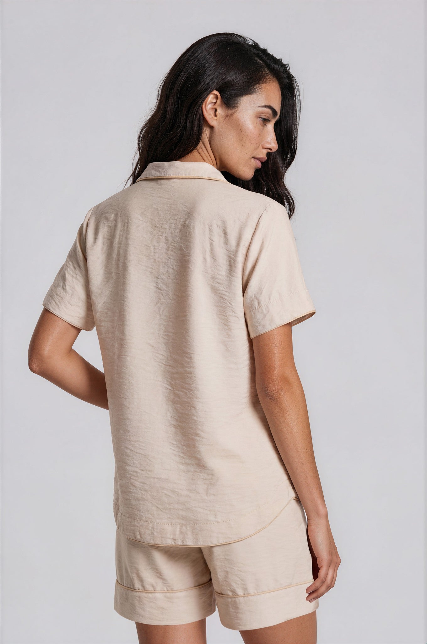 Cremefarbener Damen Shorty aus Viskose-Nylon mit Ton-in-Ton-Paspeln
