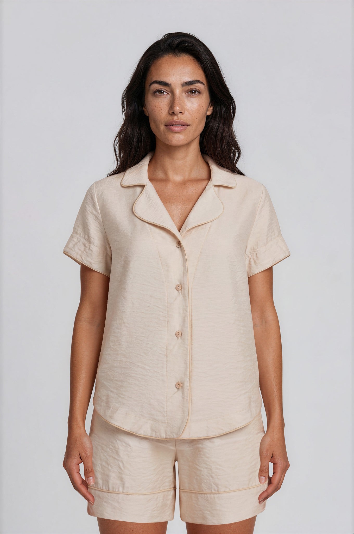Cremefarbener Damen Shorty aus Viskose-Nylon mit Ton-in-Ton-Paspeln