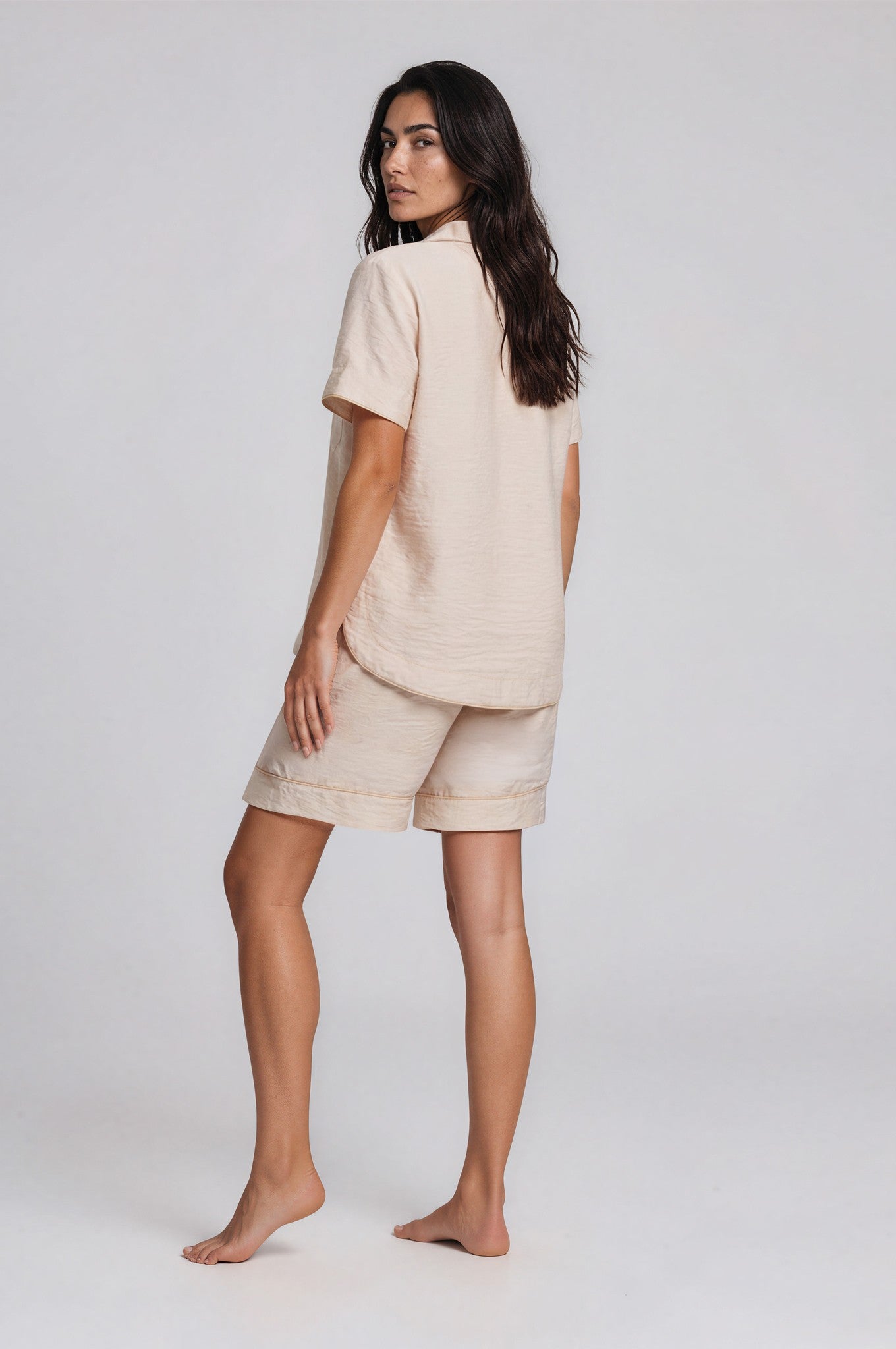 Cremefarbener Damen Shorty aus Viskose-Nylon mit Ton-in-Ton-Paspeln