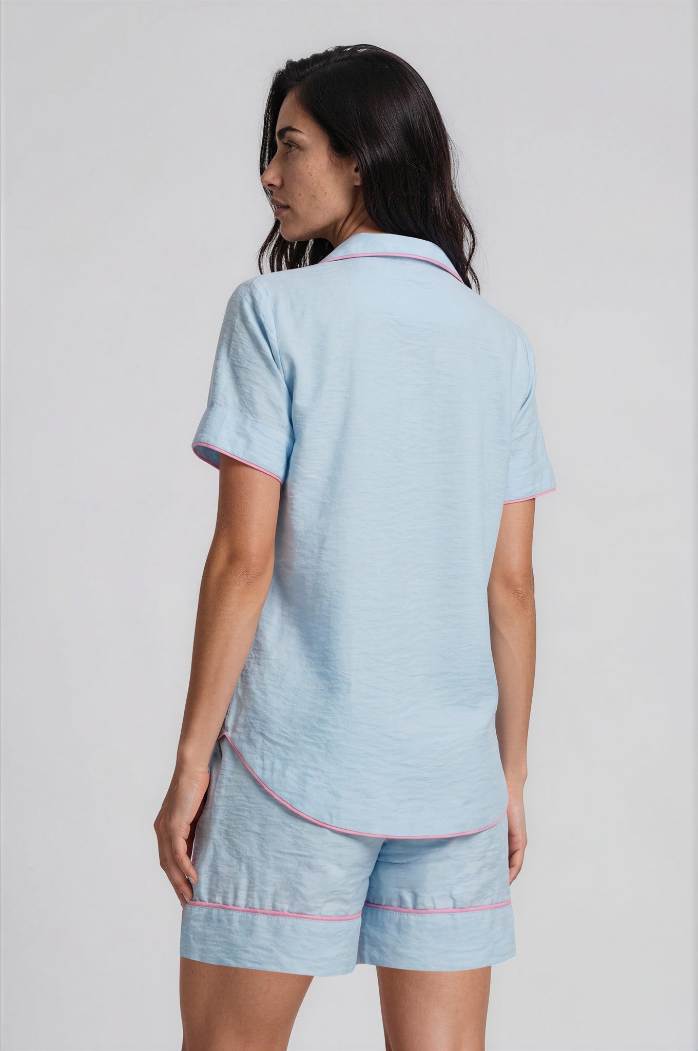 Hellblauer Damen Shorty aus Viskose-Nylon mit rosa Kontrastpaspeln