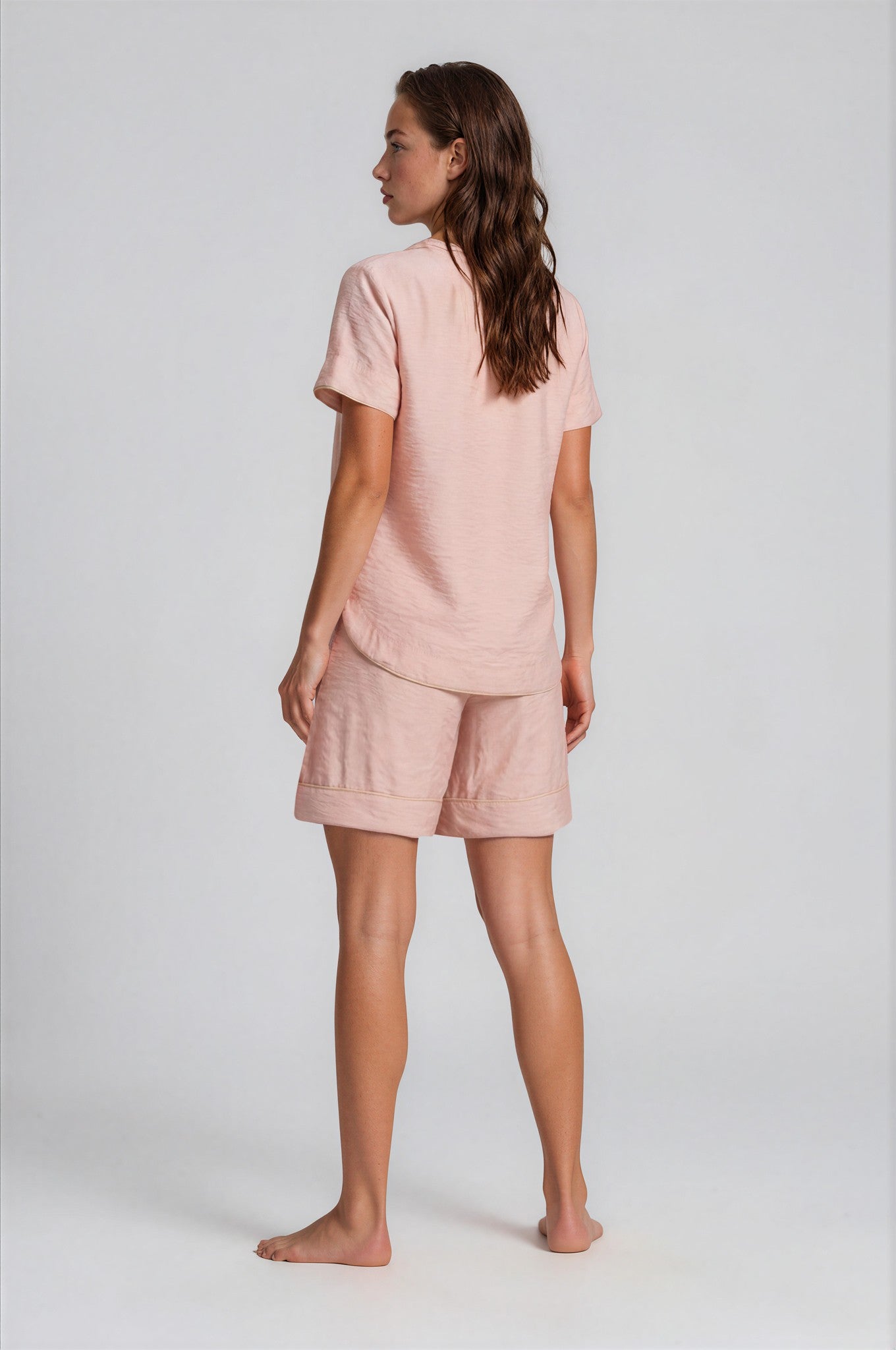 Roséfarbener Damen Shorty aus Viskose-Nylon mit cremefarbenen Paspeln