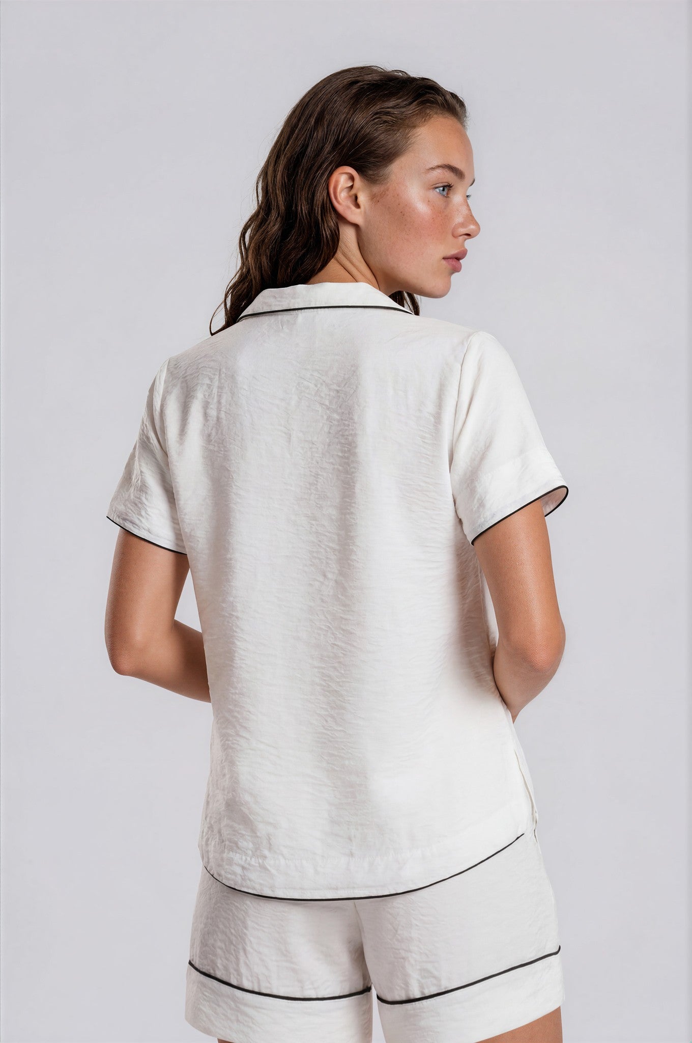 Weißer Damen Shorty aus Viskose-Nylon mit schwarzen Kontrastpaspeln