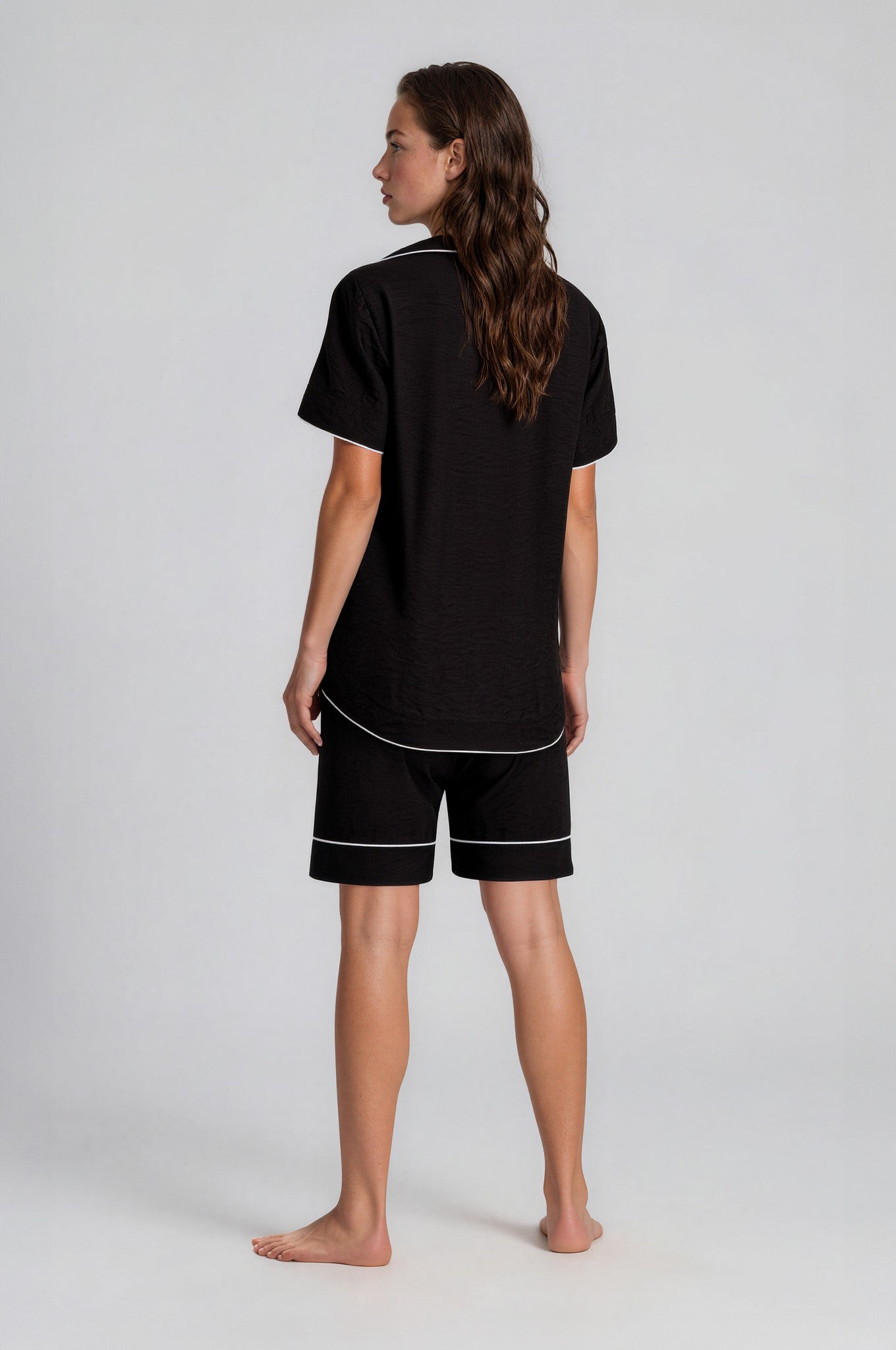 Schwarzer Damen Shorty aus Viskose-Nylon mit weißen Kontrastpaspeln