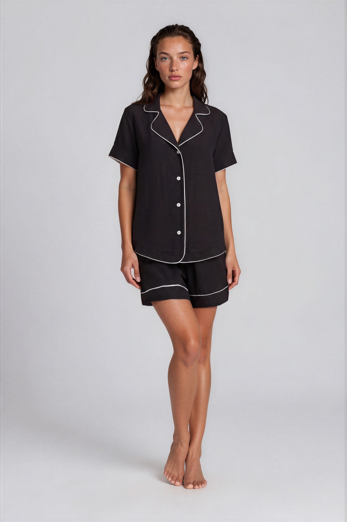 Schwarzer Damen Shorty aus Viskose-Nylon mit weißen Kontrastpaspeln