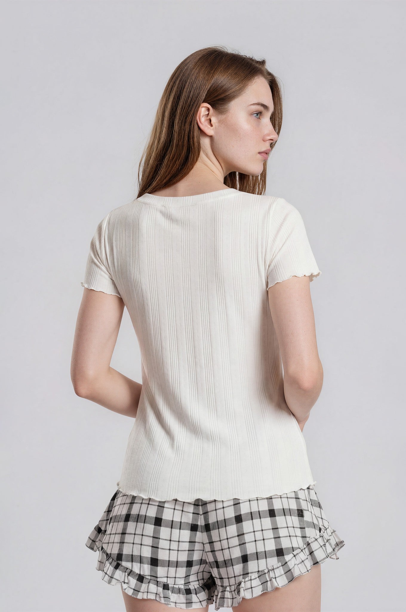 Offwhite Baumwoll-Shortyfür Damen mit Pointelle-Shirt und karierten Volant-Shorts