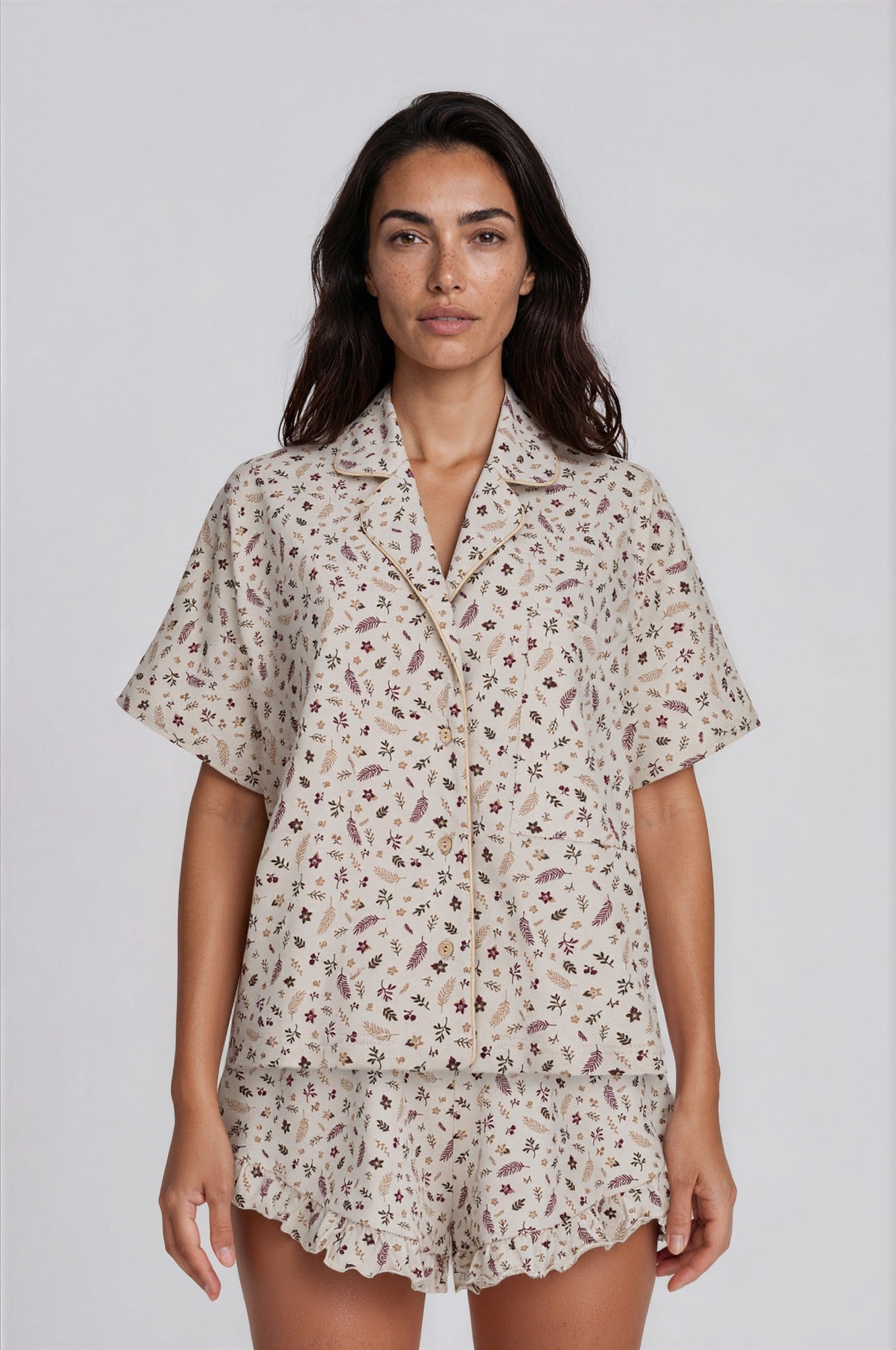 Romantischer Baumwoll-Shorty in Creme mit filigranem Blütenprint und verspielten Volant-Shorts