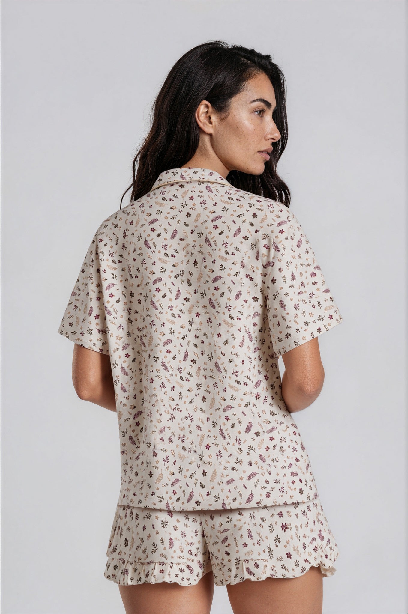 Romantischer Baumwoll-Shorty in Creme mit filigranem Blütenprint und verspielten Volant-Shorts