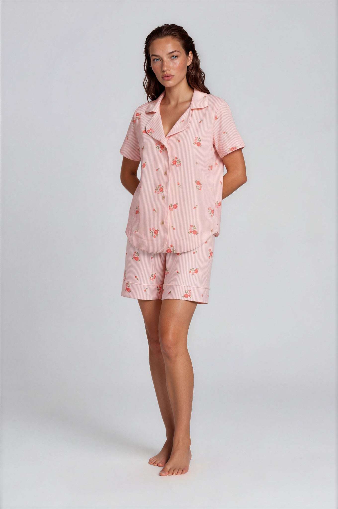 Romantischer Baumwoll-Shorty in Rosé-Weiß mit Blumenprint und klassischem Reverskragen