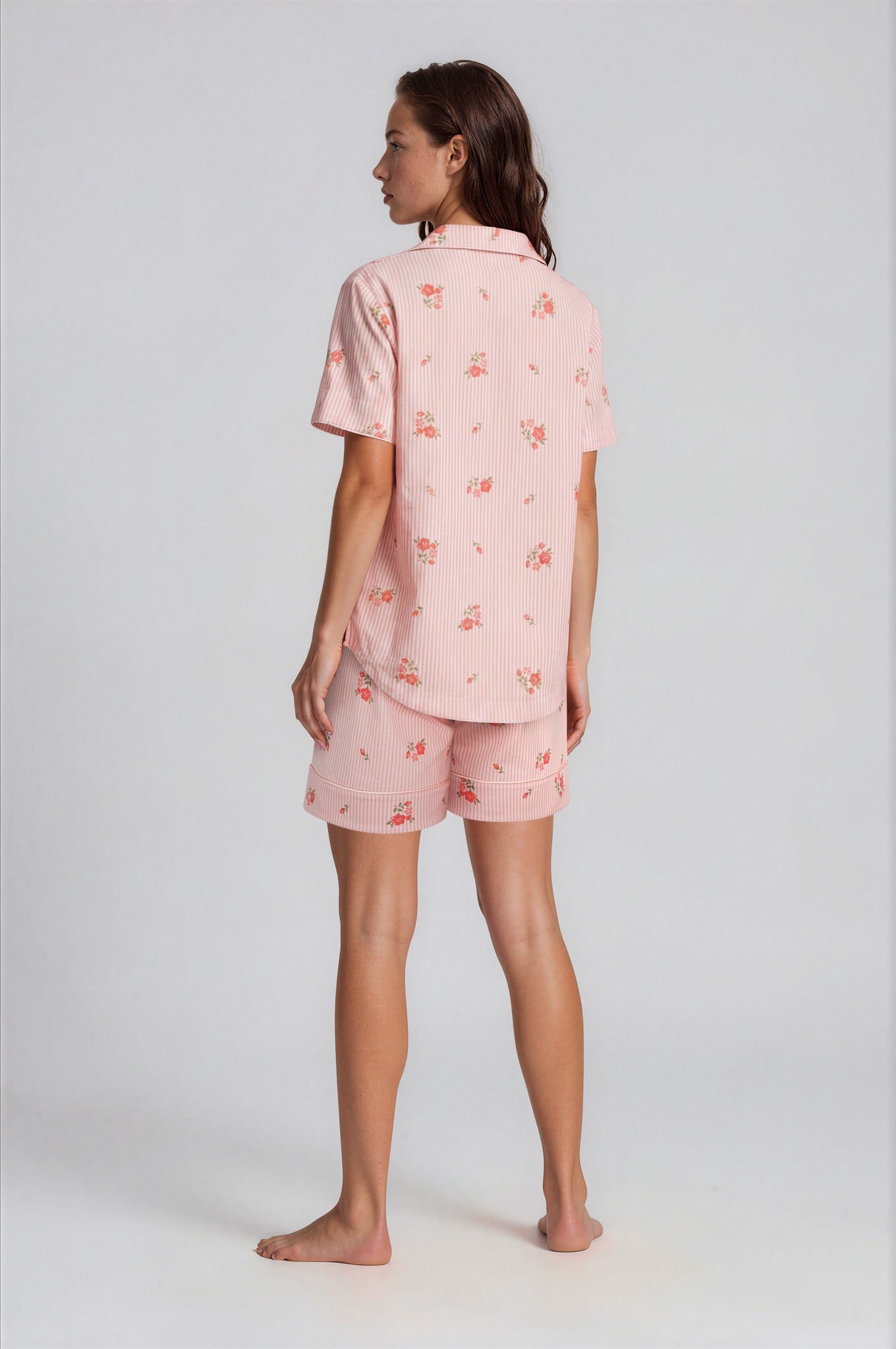 Romantischer Baumwoll-Shorty in Rosé-Weiß mit Blumenprint und klassischem Reverskragen
