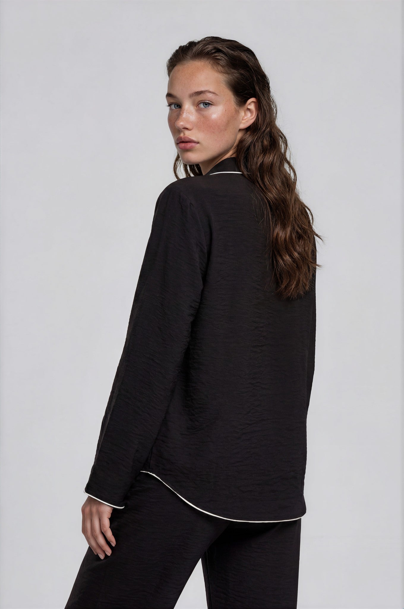 Schwarzer Damen Schlafanzug aus Viskose-Nylon mit weißer Paspel