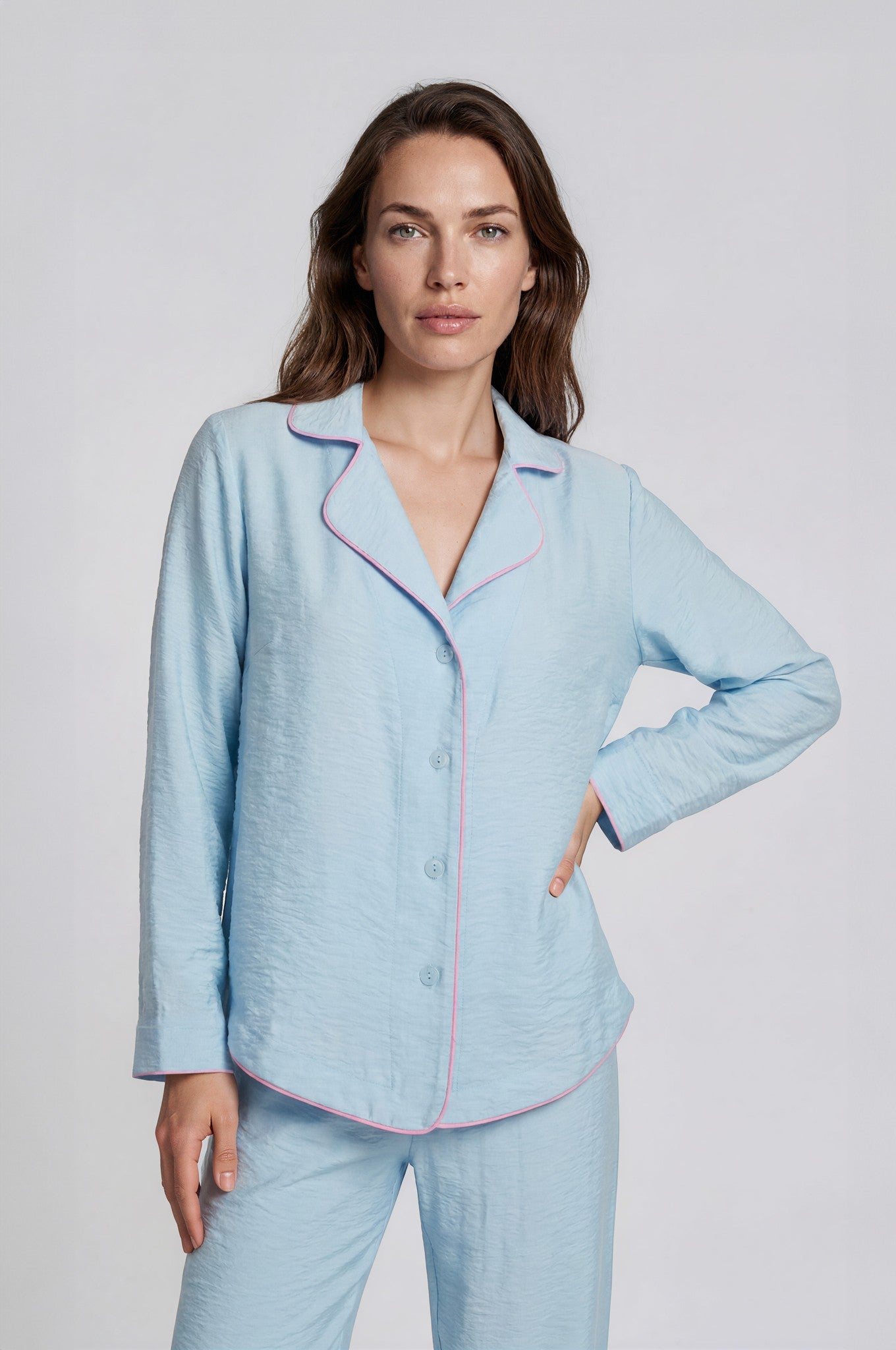 Hellblauer Damen Schlafanzug aus Viskose-Nylon mit rosa Paspel
