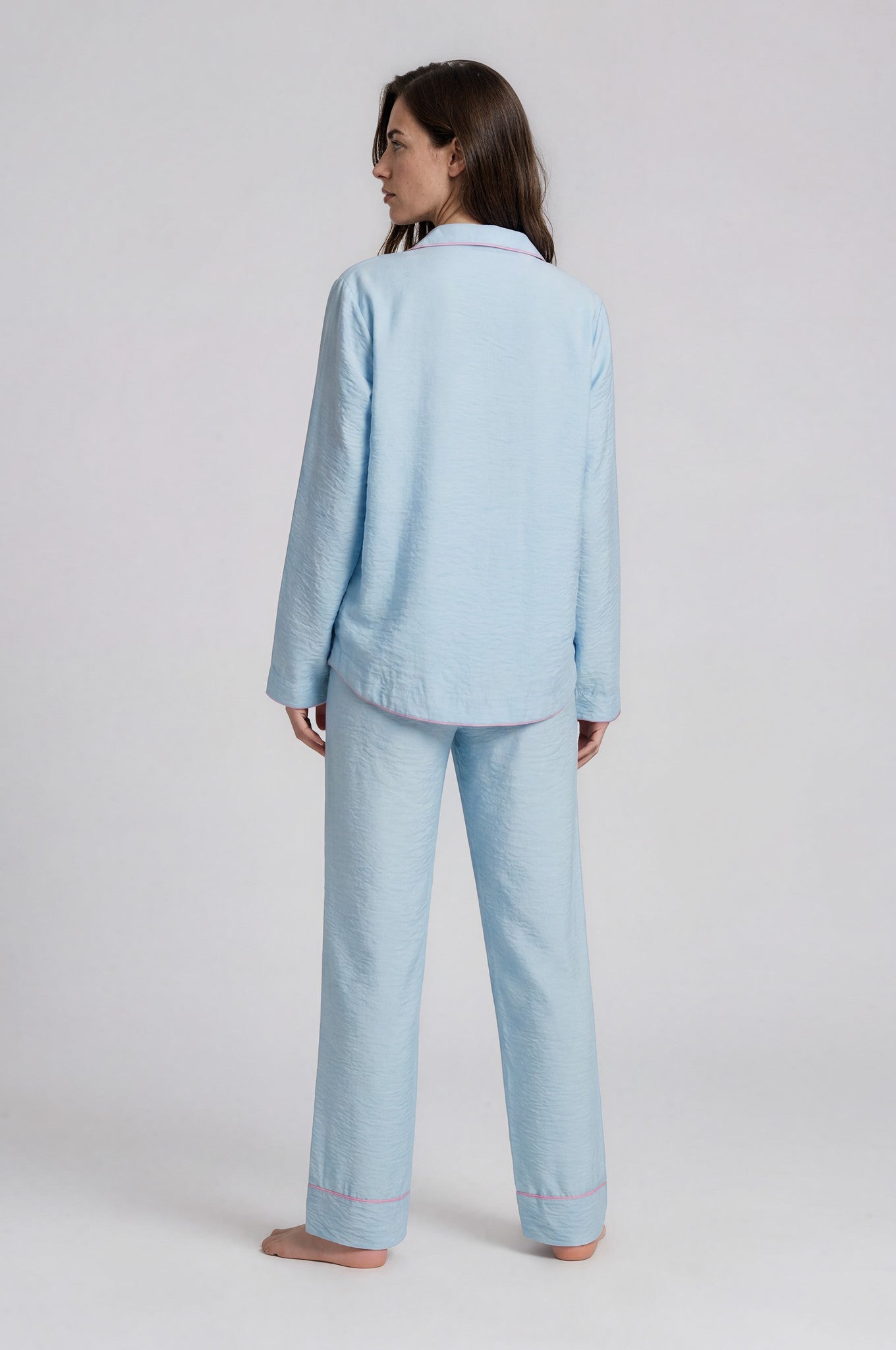 Hellblauer Damen Schlafanzug aus Viskose-Nylon mit rosa Paspel