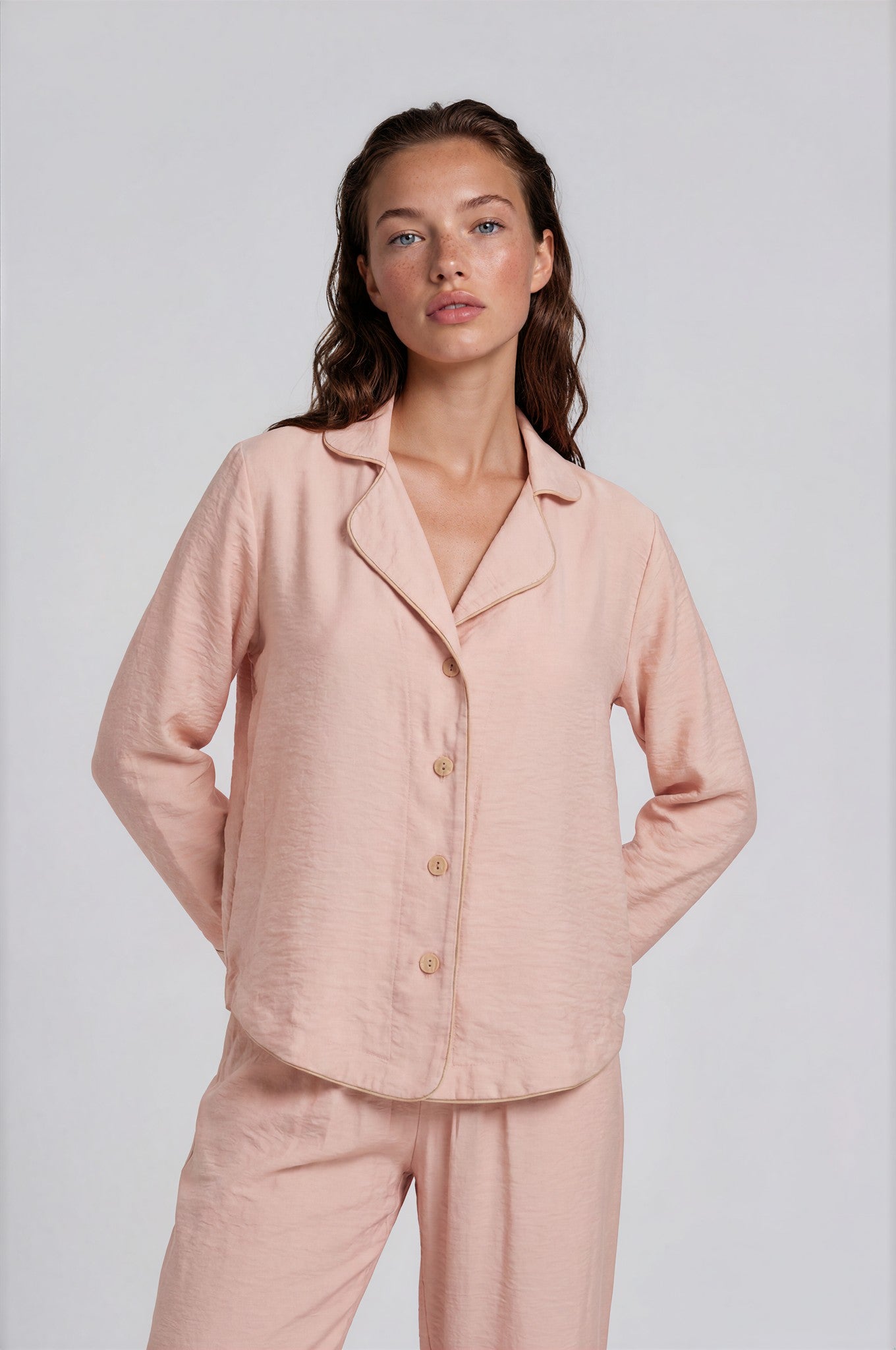 Roséfarbener Damen Schlafanzug aus Viskose-Nylon mit Knopfleiste
