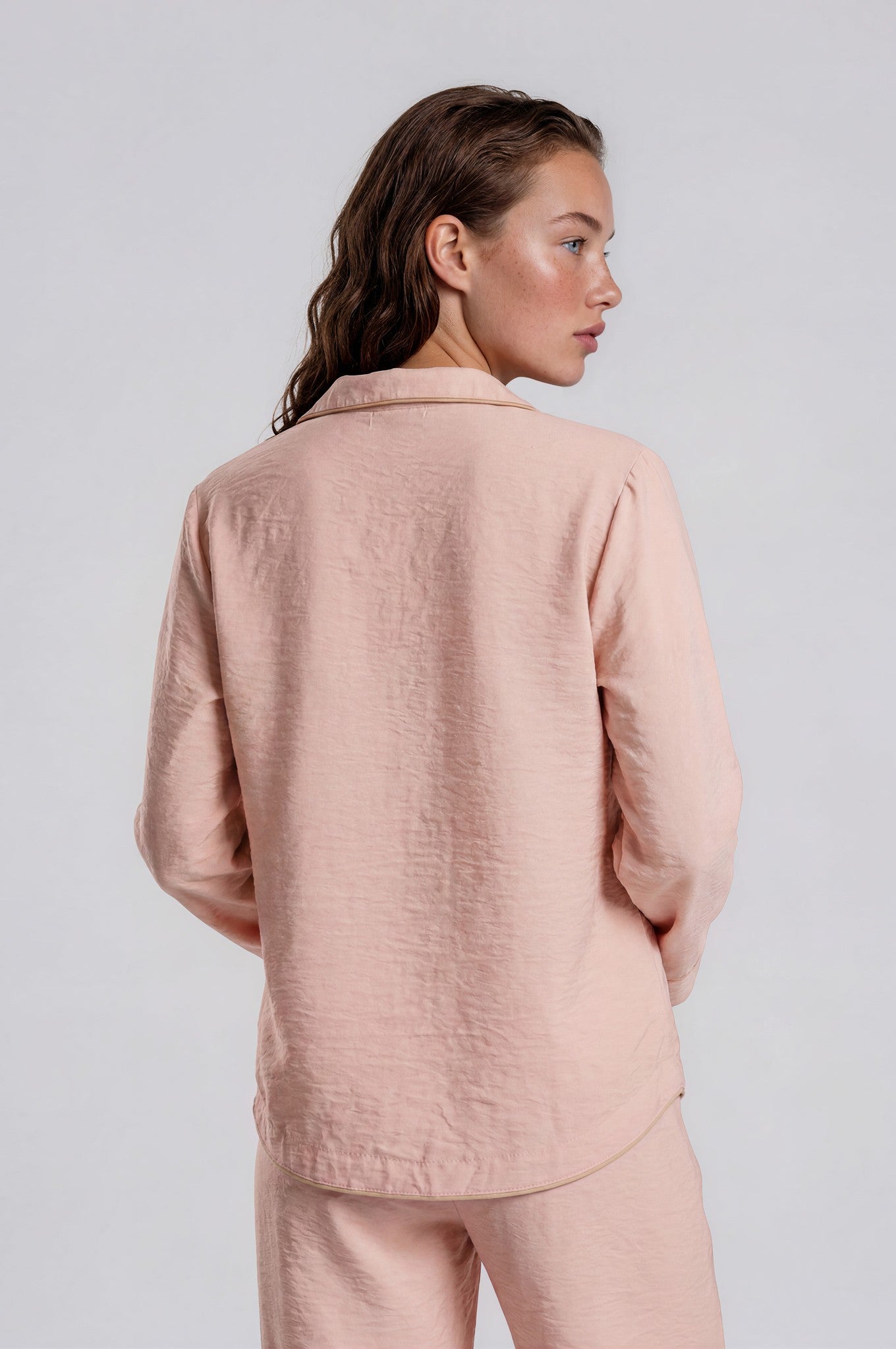 Roséfarbener Damen Schlafanzug aus Viskose-Nylon mit Knopfleiste