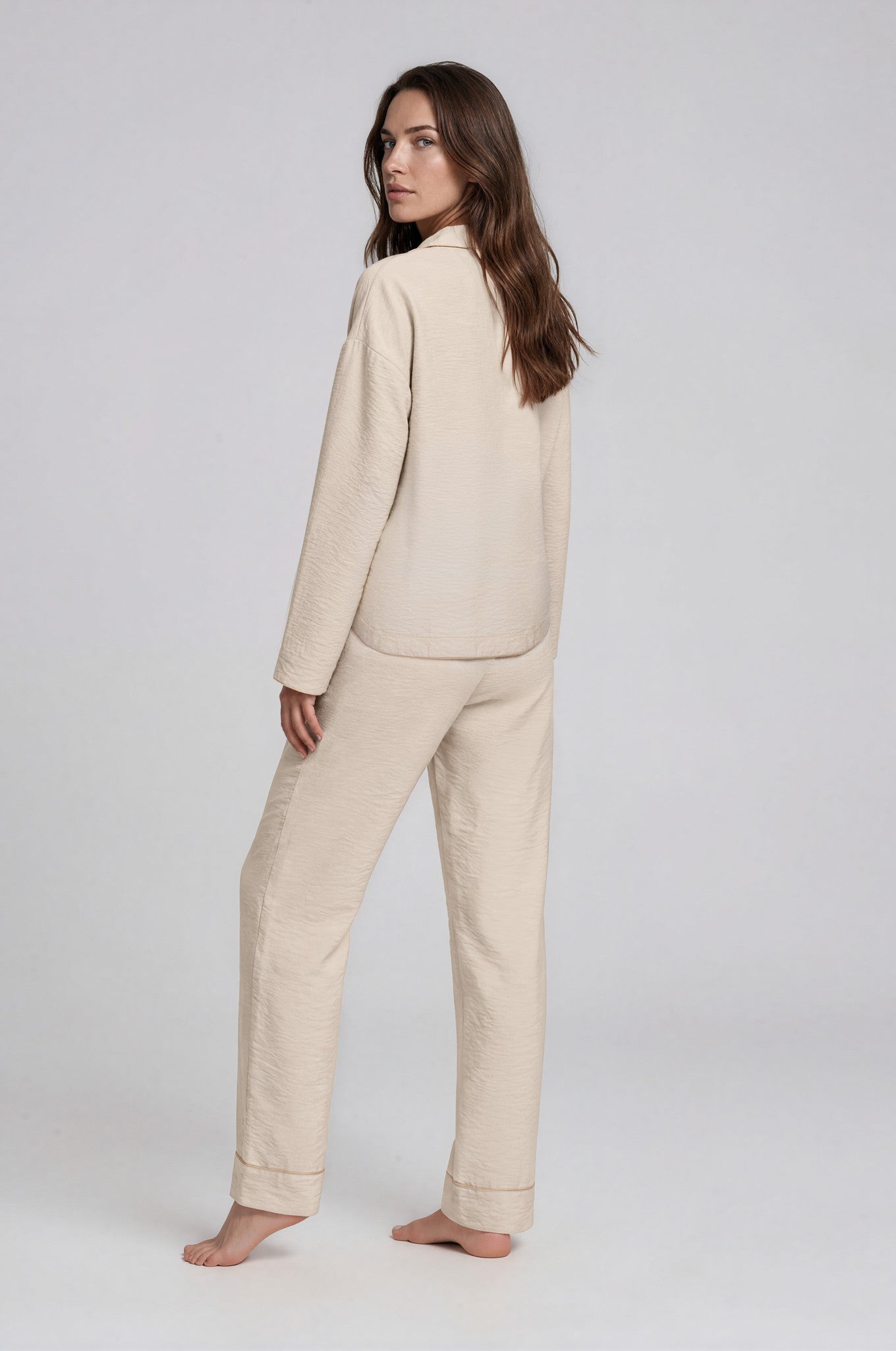 Cremefarbener Damen Schlafanzug aus Viskose-Nylon mit Ton-in-Ton-Paspeln